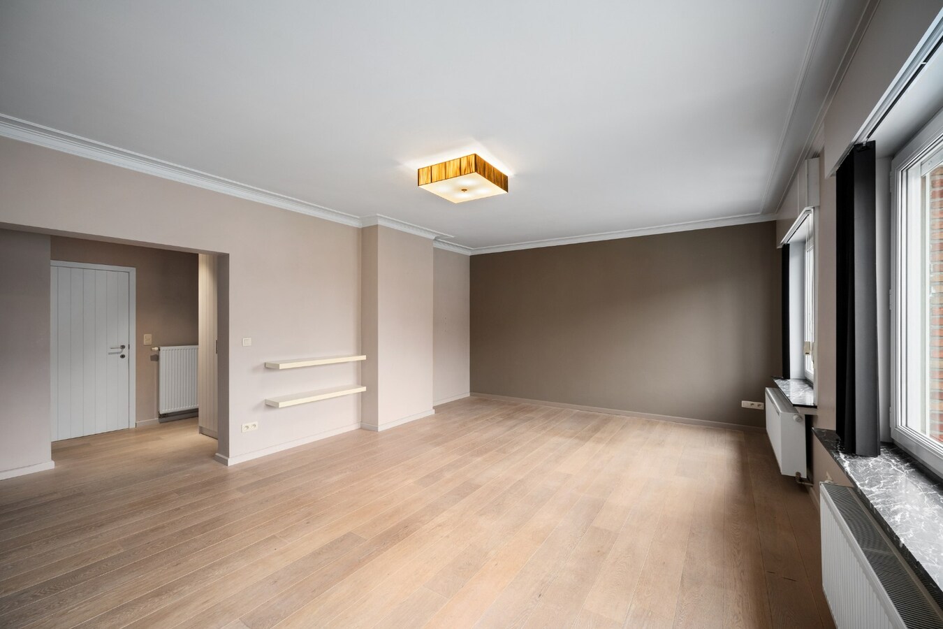 Instapklaar en lichtrijk appartement met terras in het centrum van Heist. 