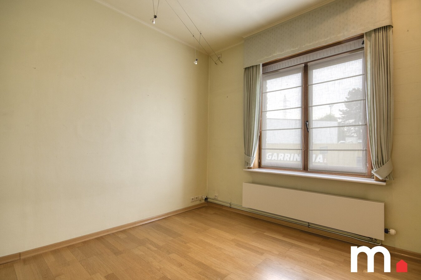 Centraal gelegen woning met privé parkeerplaats te koop in Heule ! 
