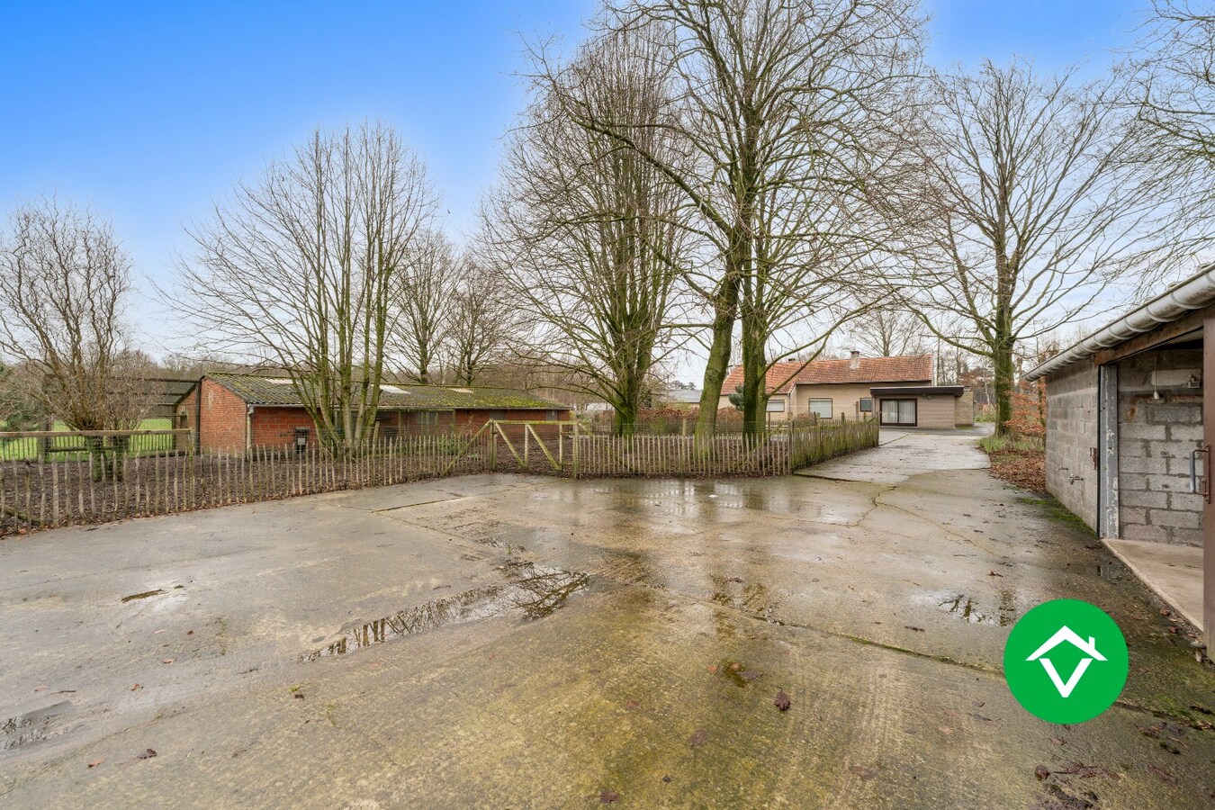 Rustig gelegen alleenstaande woning met bijgebouwen te Koekelare 