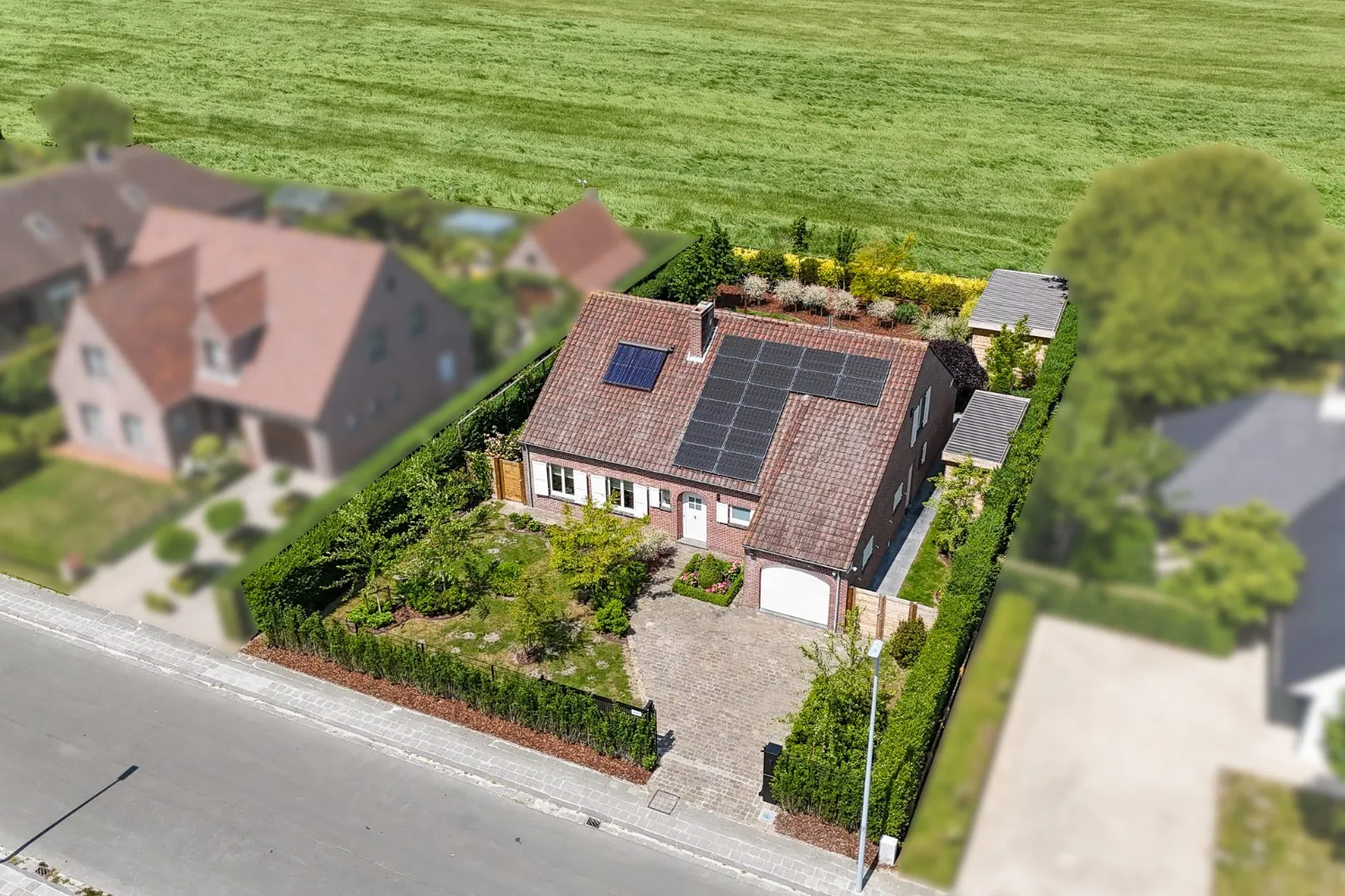 Instapklare laagbouwvilla met 305 m² woonoppervlakte en prachtig aangelegde tuin