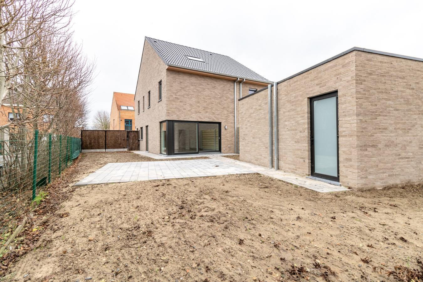 LICHTRIJKE MODERNE HALFOPEN NIEUWBOUWWONING TE OOSTDUINKERKE 