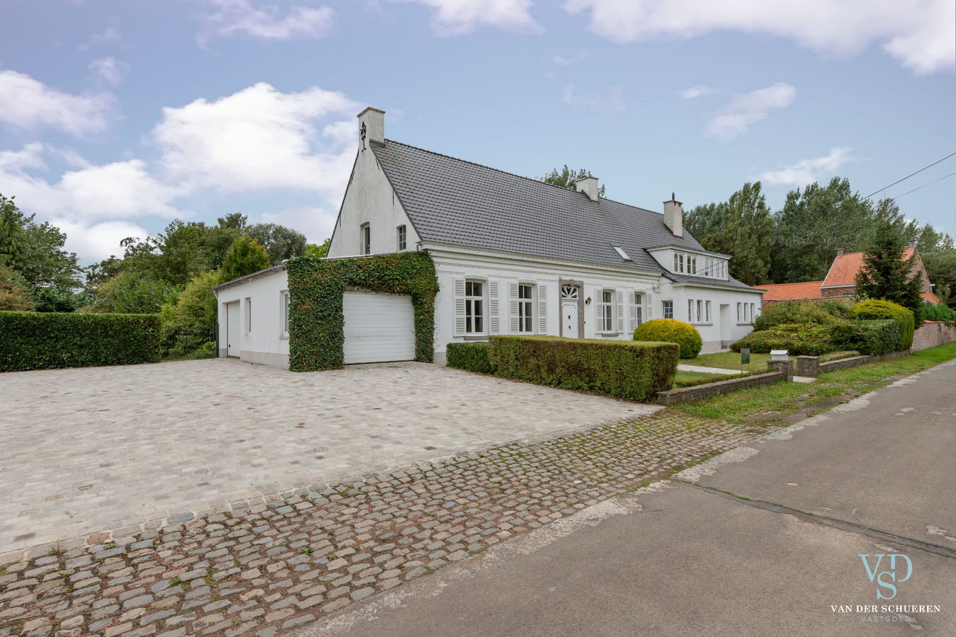 Authentiek landhuis met 5 ruime slaapkamers én gelijkvloers bureau. 