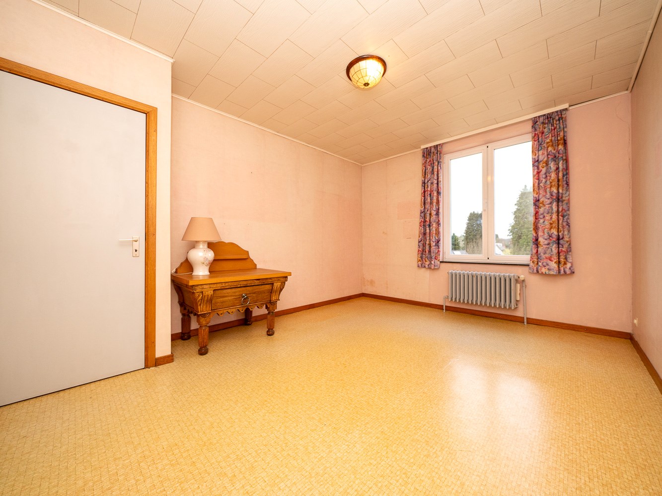 Ruime woning met 5 kamers (mogelijk) en open zicht 