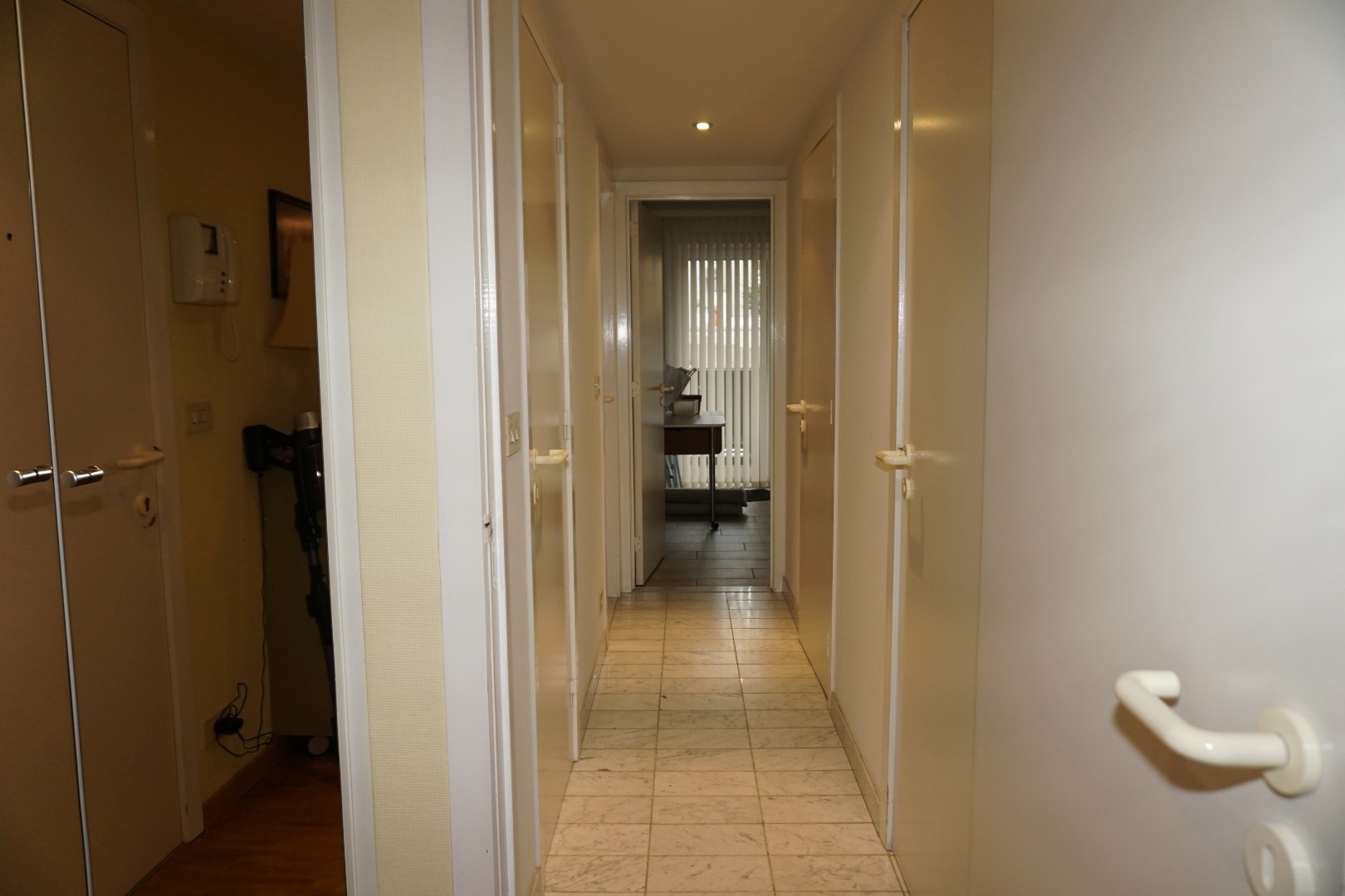 RUIM APPARTEMENT MET ZONNIGE TERRASSEN OP TOPLIGGING 