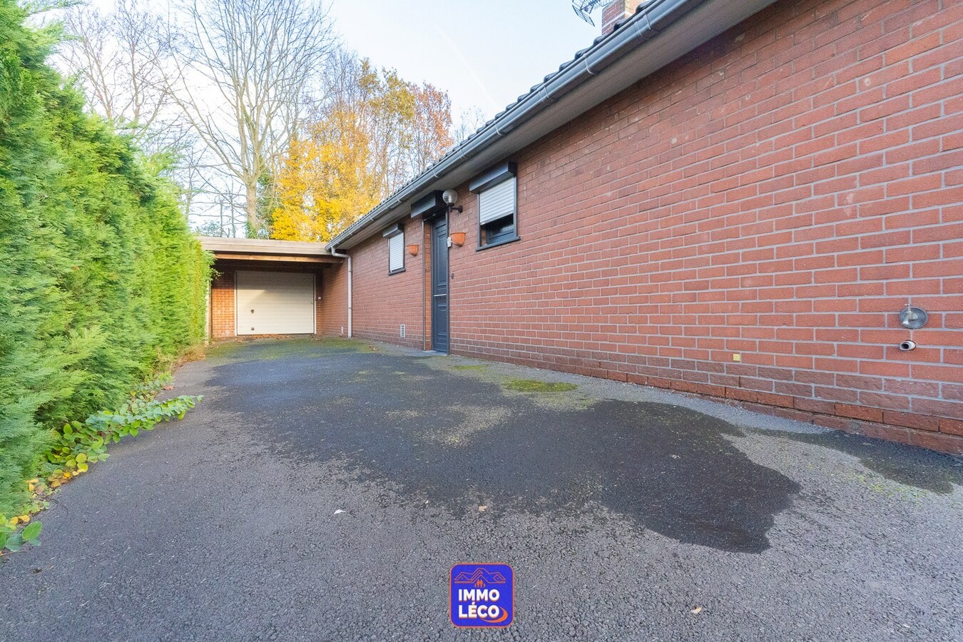 "Plain-Pied" érigé sur 544m² avec double garage, parking, jardin ! 