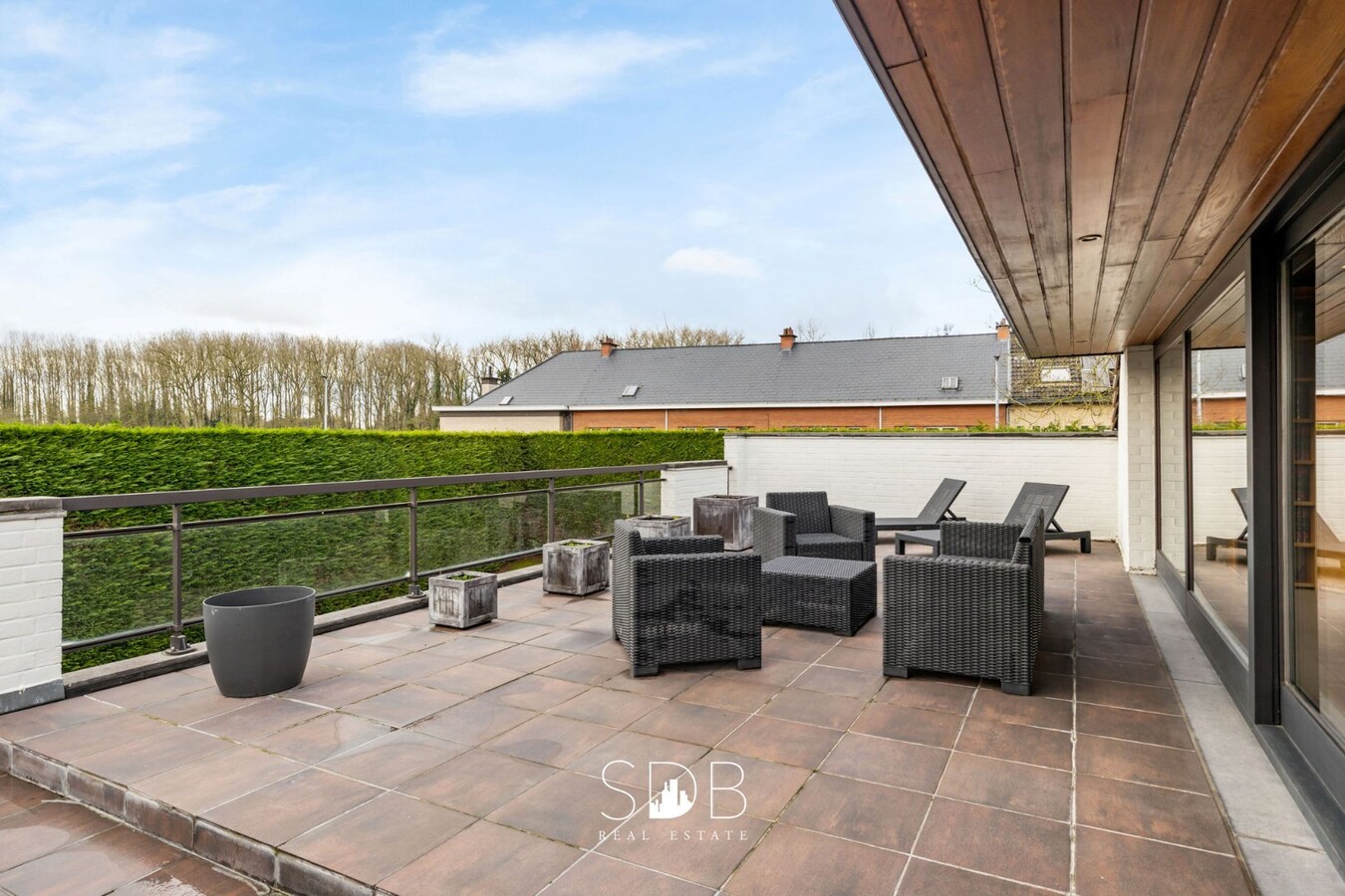 Prachtige ruime villa met gezinstuin + appartement op 2.135m² 