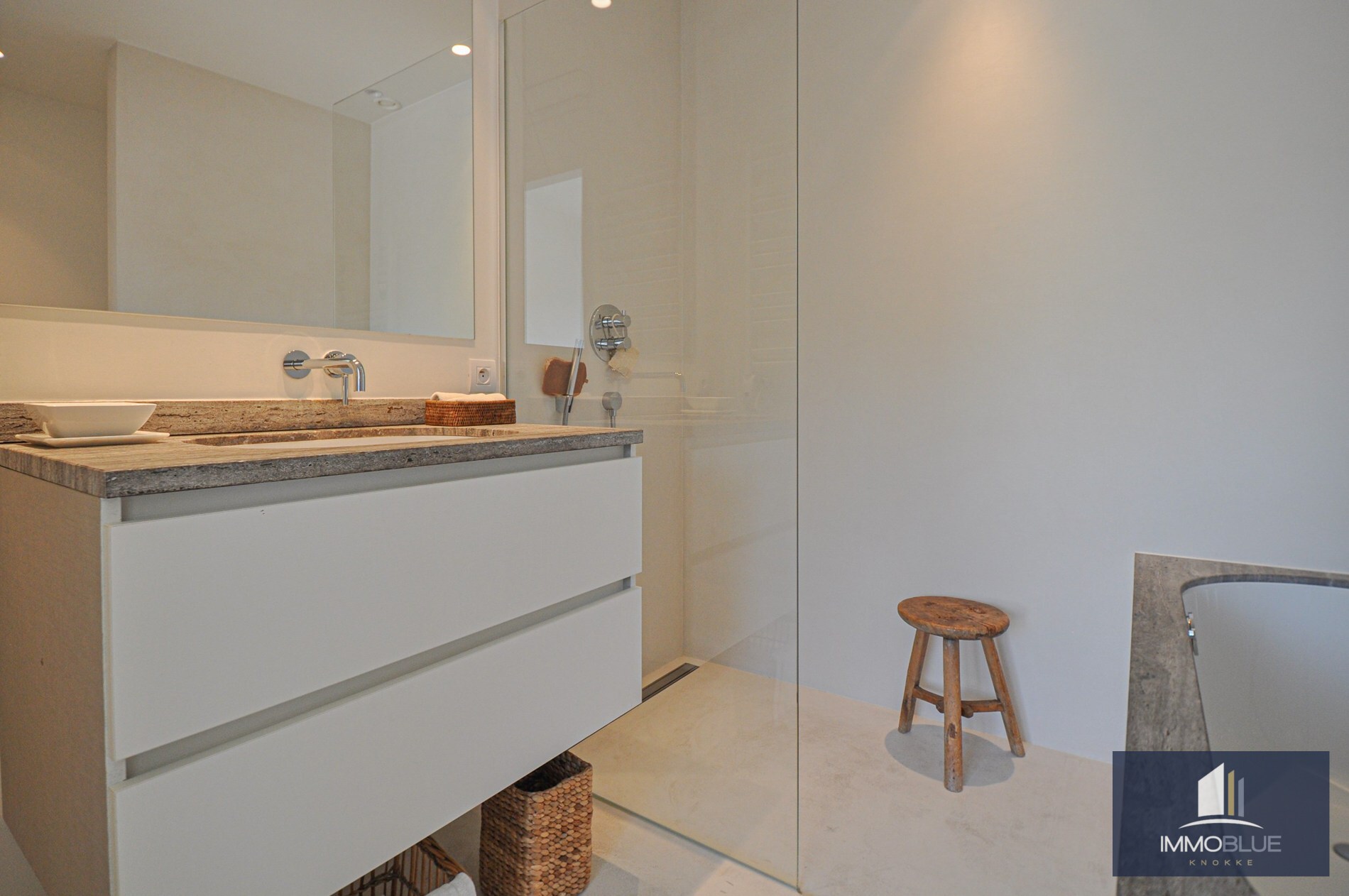 "Sublime appartement d'angle avec de spacieuses terrasses situé dans le prestigieux domaine Tennis Garden." 