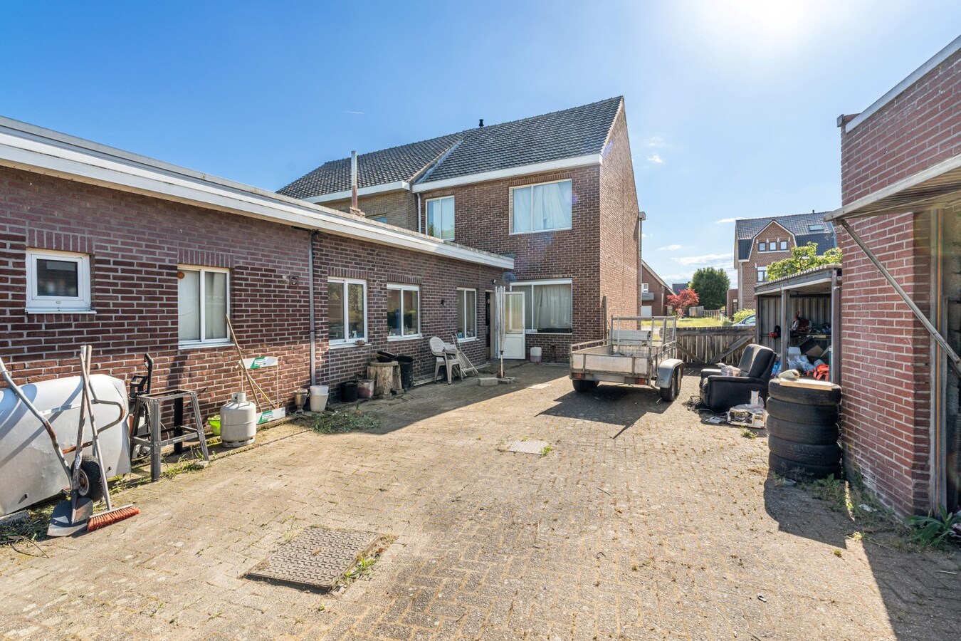 Halfvrijstaande woning op een perceel van 17a30ca met grote werkplaats van maar liefst 110 vierkante meter! 