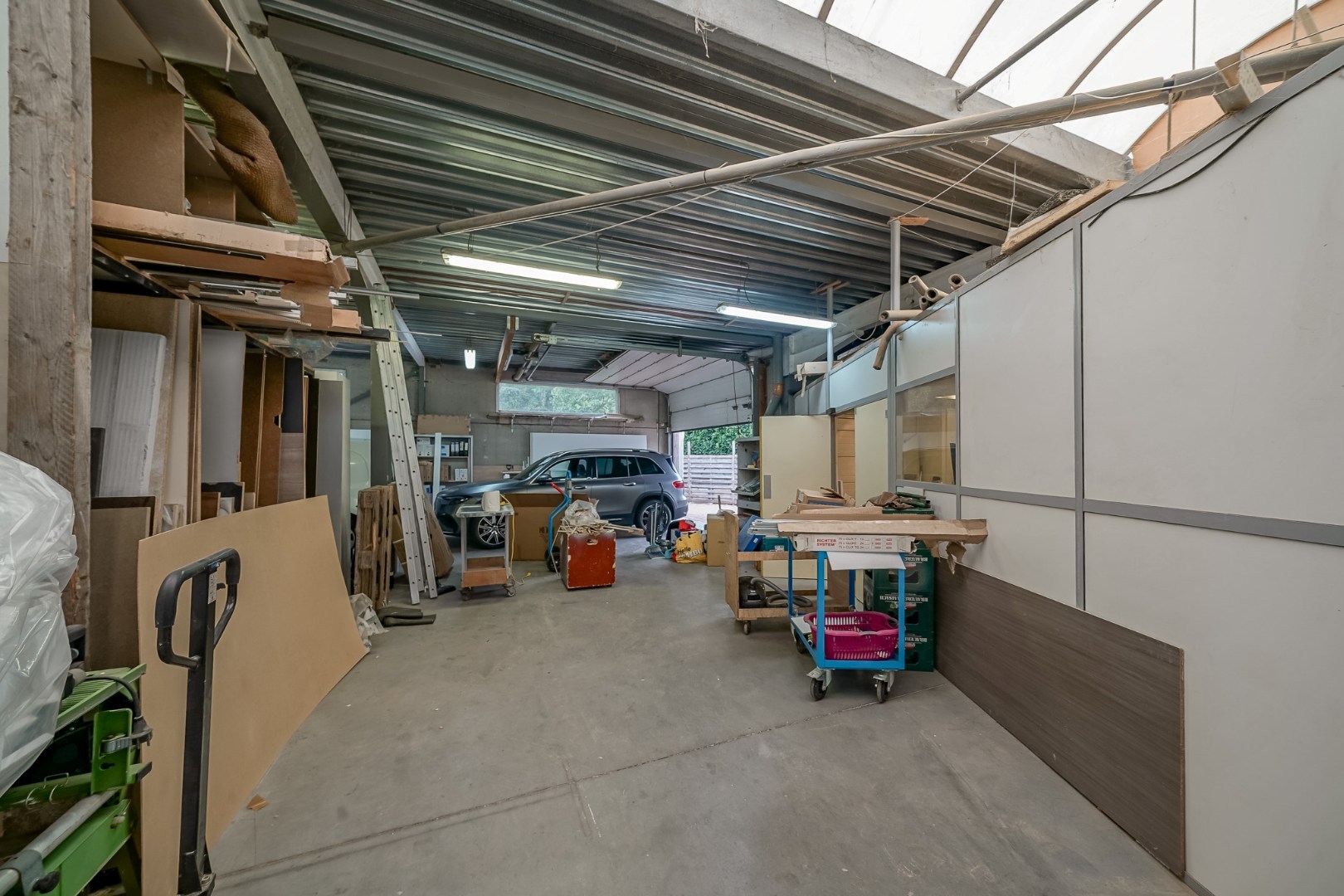 Winkelruimte met magazijn en woonst te Oostende 