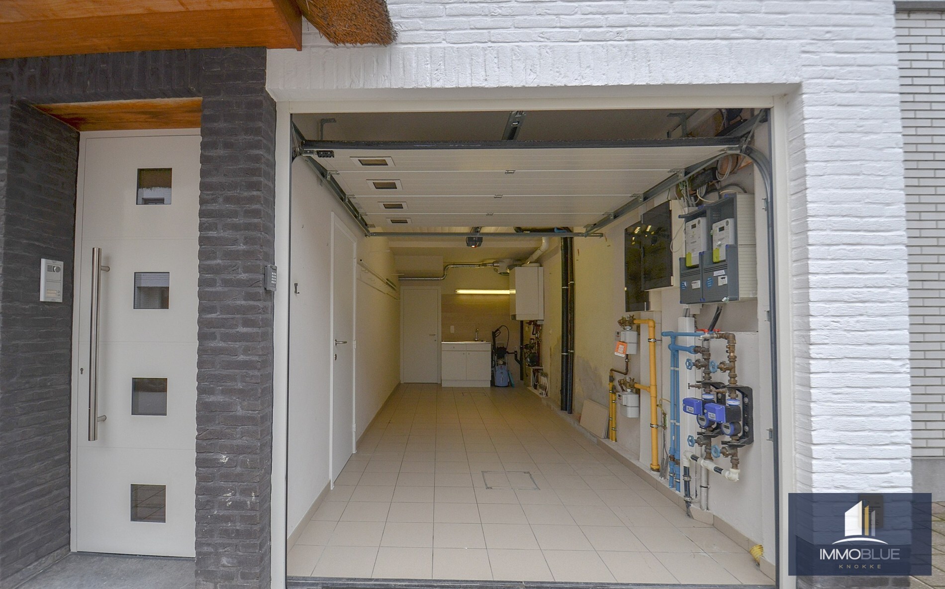 Grande maison avec de grandes terrasses et un garage attenant, située près de la rue Keuvelhoek. 