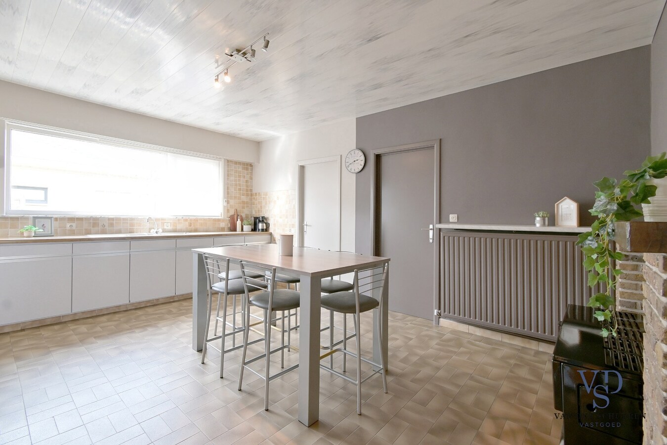 Gelijkvloerse woonst, in een residentiële wijk. 