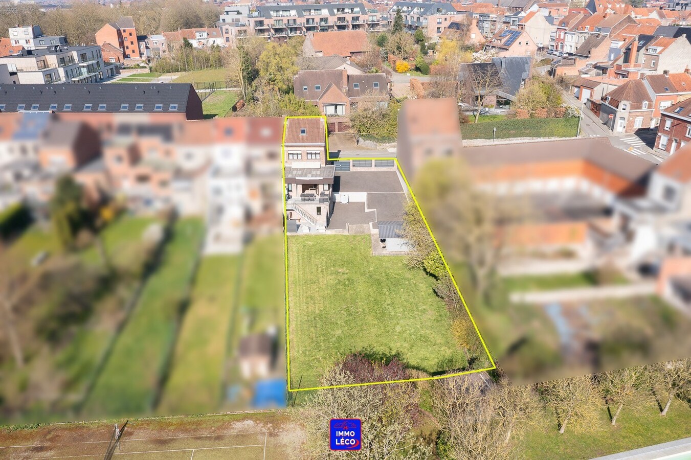 3 façades érigée sur 875m² avec terrain à bâtir, parking privé, double garage. 