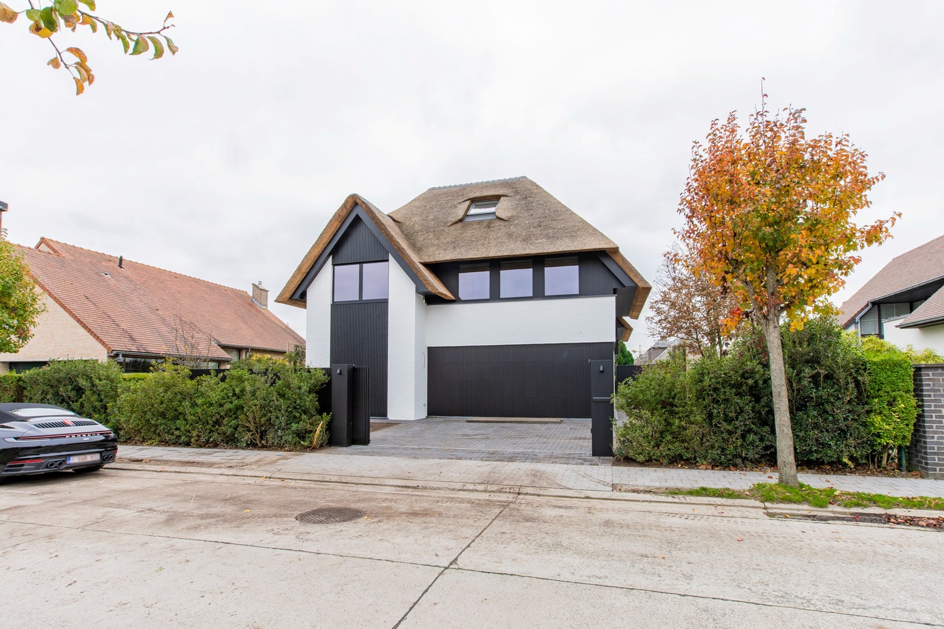 À LOUER : Villa de construction récente et élégante de 2021 alliant confort contemporain et grands volumes de vie, située dans un emplacement exceptionnel à proximité du centre de Knokke-Heist. 