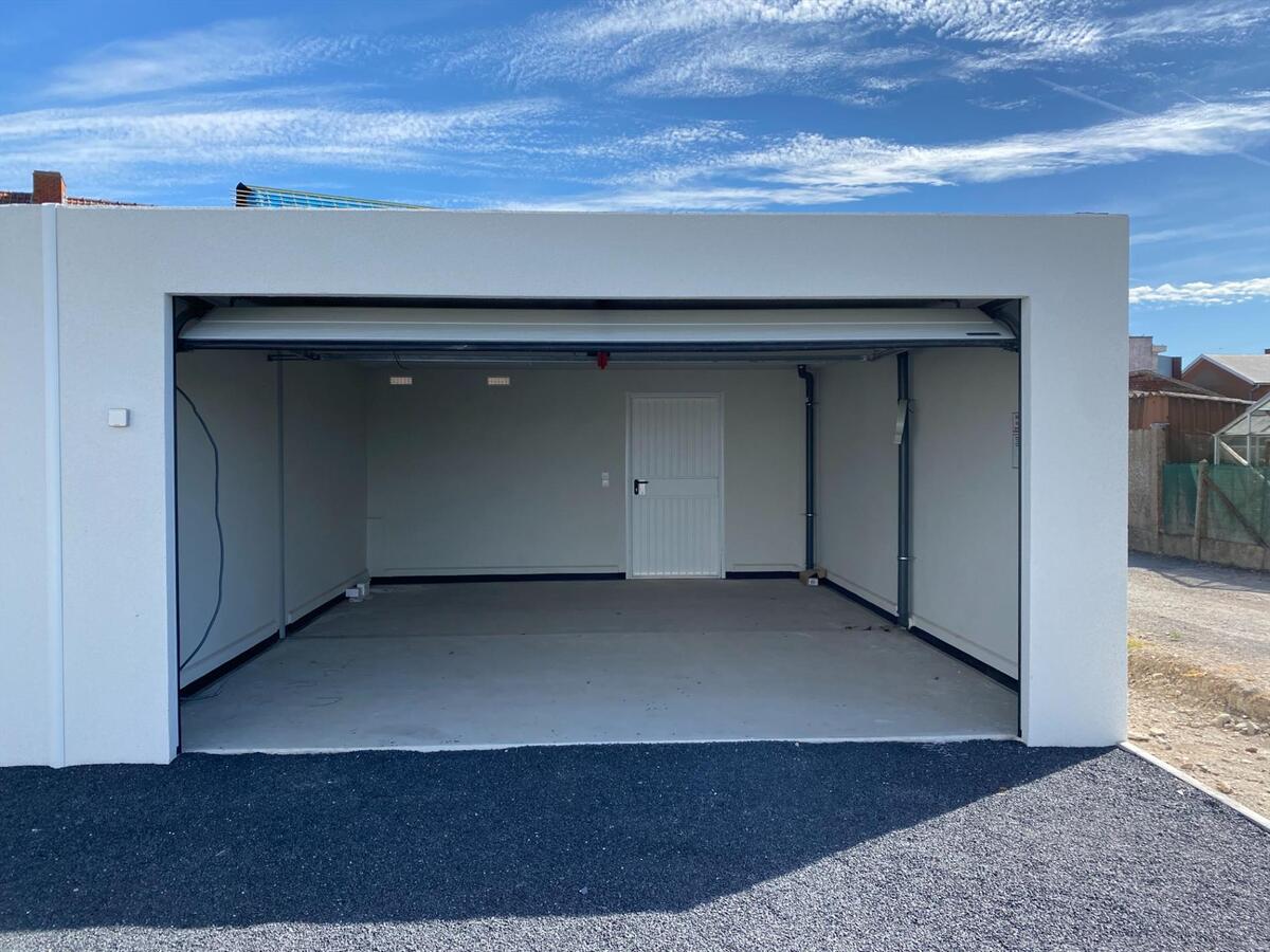 2 ruime garages met sectionaalpoort te huur 