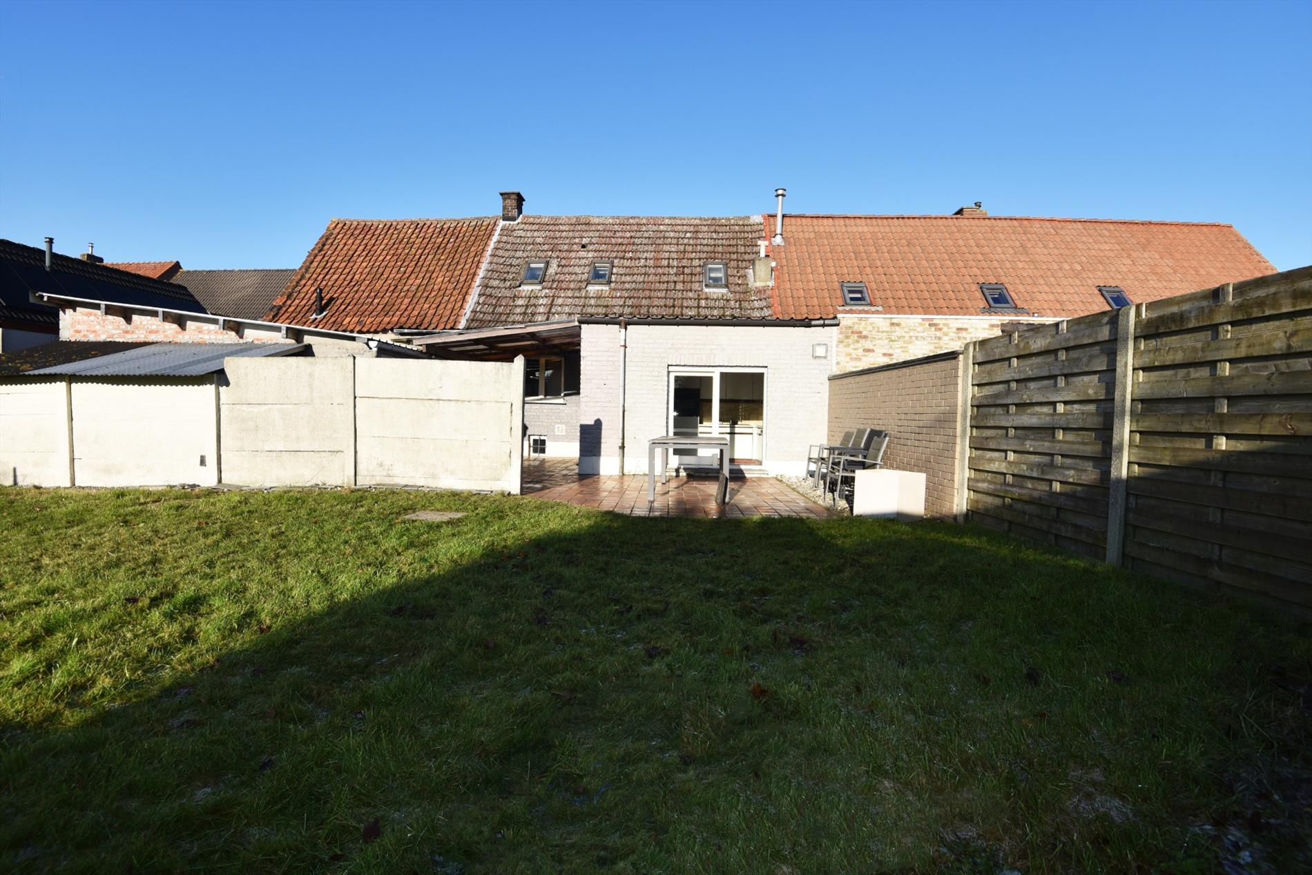 Half open bebouwing met 2 slaapkamers, tuin en garage te Maldegem. 