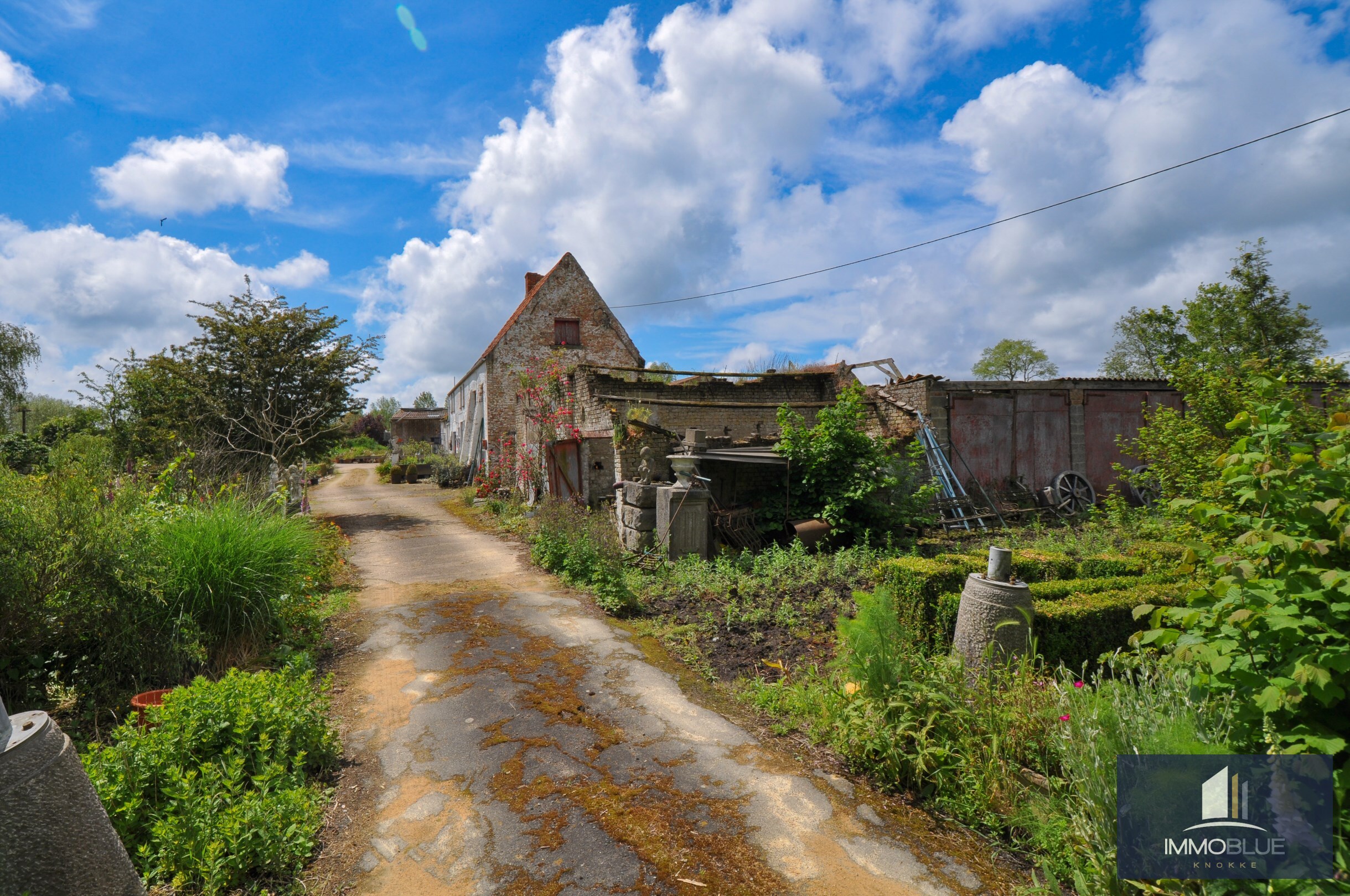 Propriété unique à rénover, idéalement située à quelques minutes de Knokke. 