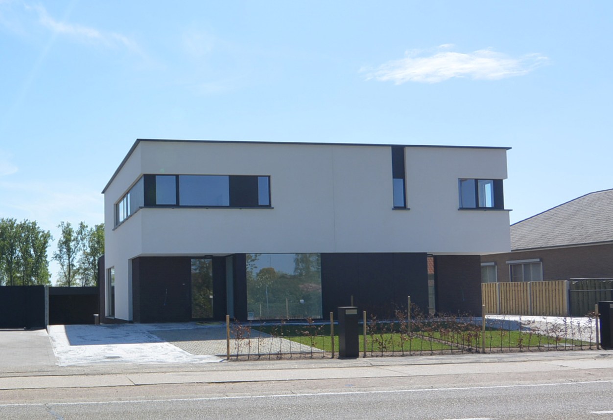 Moderne, energiezuinige, halfvrijstaande woning met carport op 3 a 80 ca. 