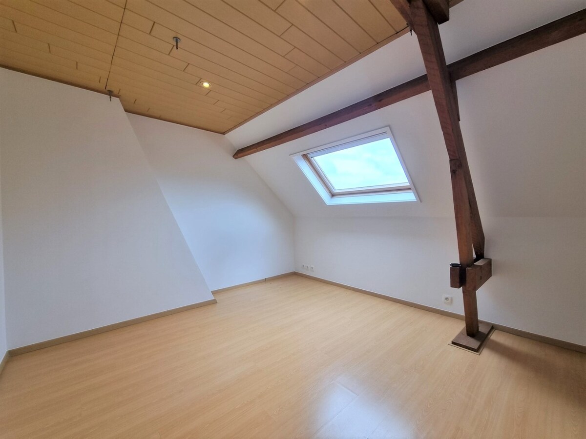 Ruim duplex-appartement met 2 slaapkamers en 2 badkamers op centrale ligging. 