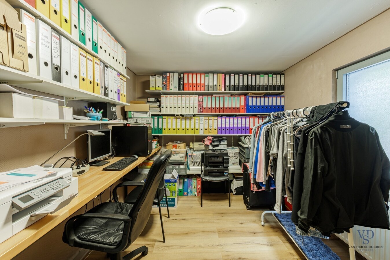 Woning met tuin én 2 staanplaatsen én car-port. 