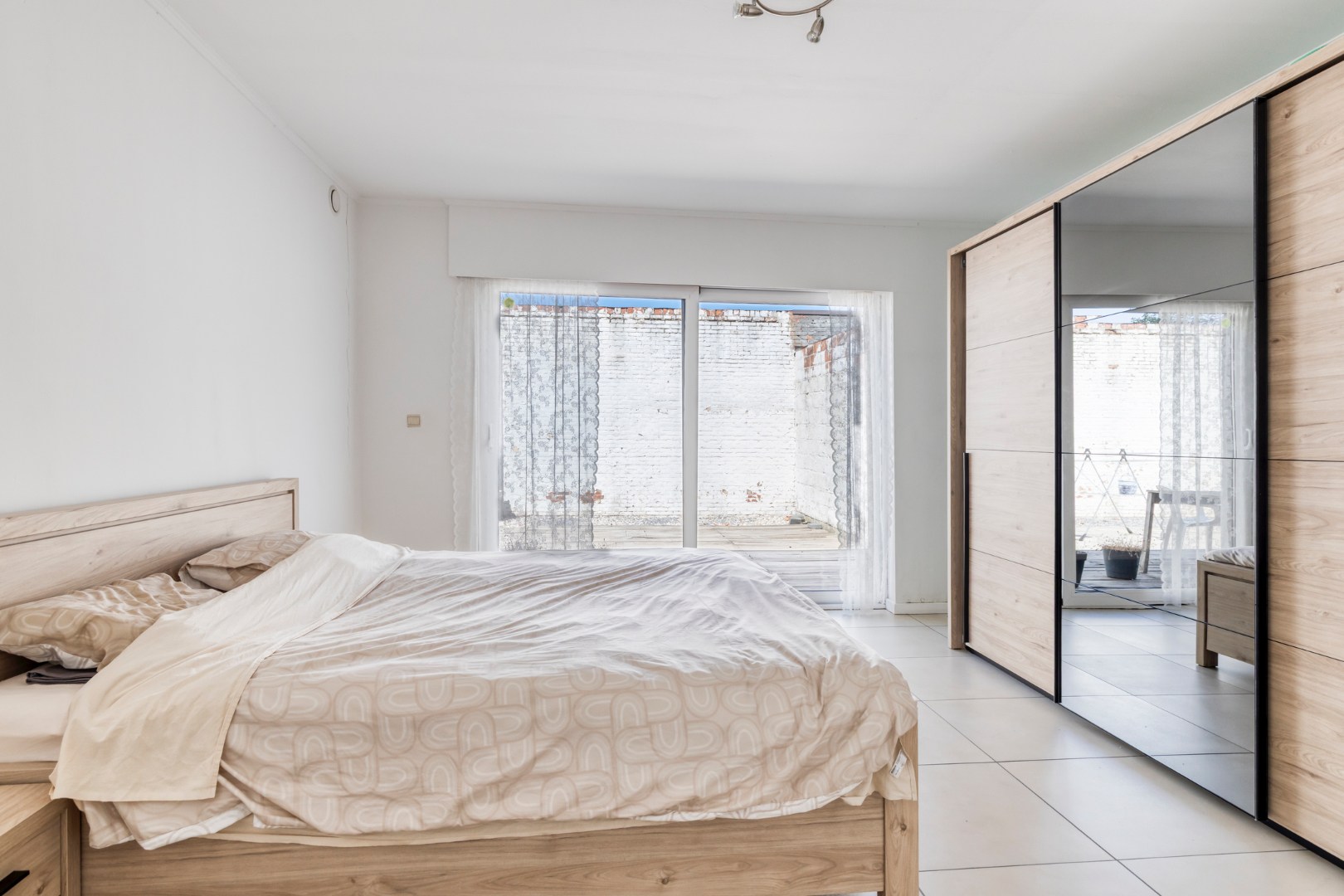 Ruim gelijkvloers appartement met 2 slpk. en gezellige patio in het centrum van Geel 