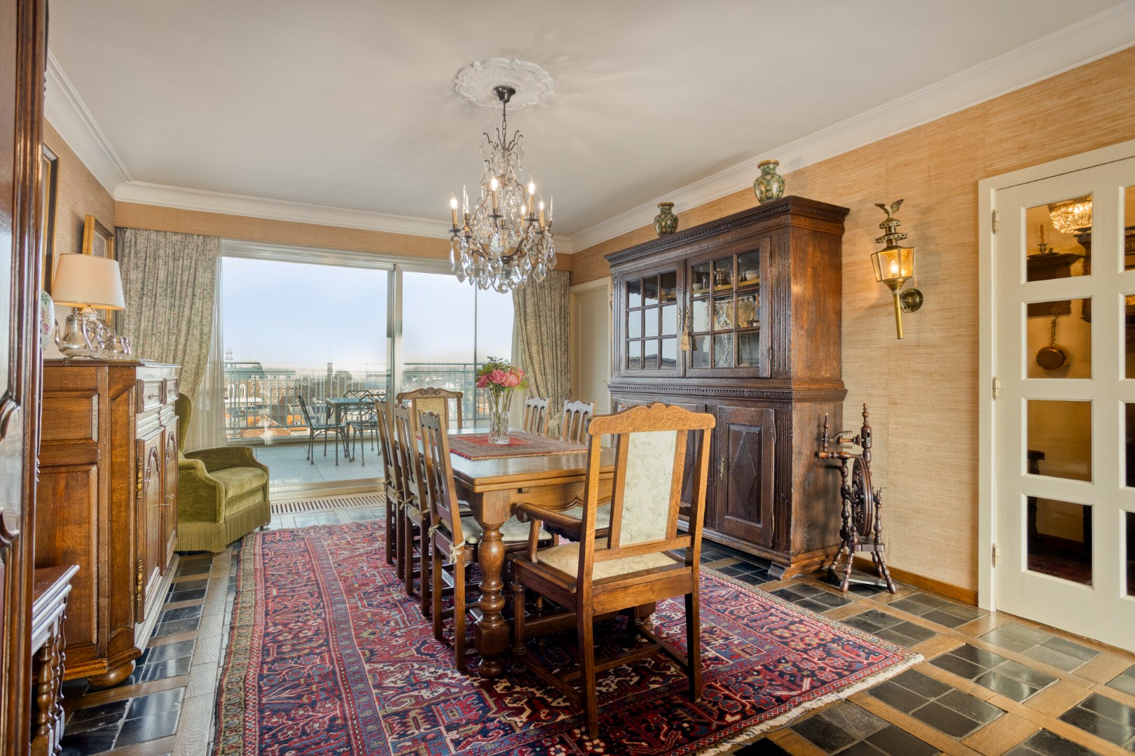 eetkamer met schuifraam naar terras aan voorzijde