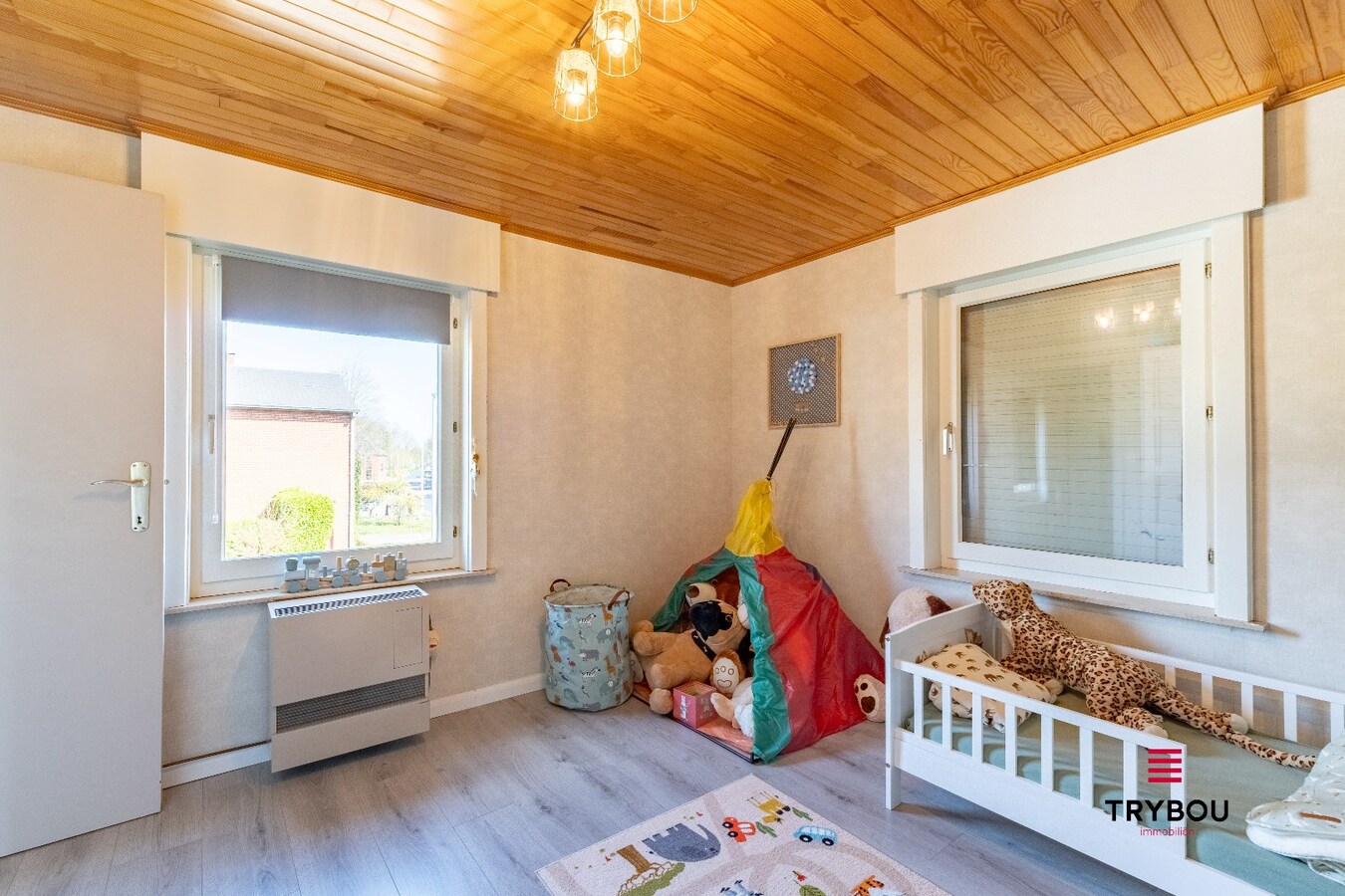 Instapklare gezinswoning met garage en prachtige tuin in rustige straat 