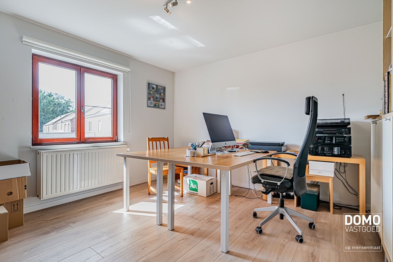 ZUIDWESTELIJK GEORIËNTEERDE DOORZONWONING MET LICHTRIJKE AANBOUW, GEZELLIGE TUIN EN RUIME GARAGE TE KURINGEN (HASSELT) 