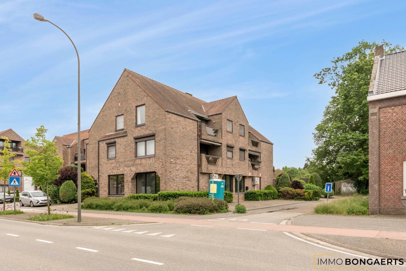 Ruim appartement met 3 slaapkamers en garage. 