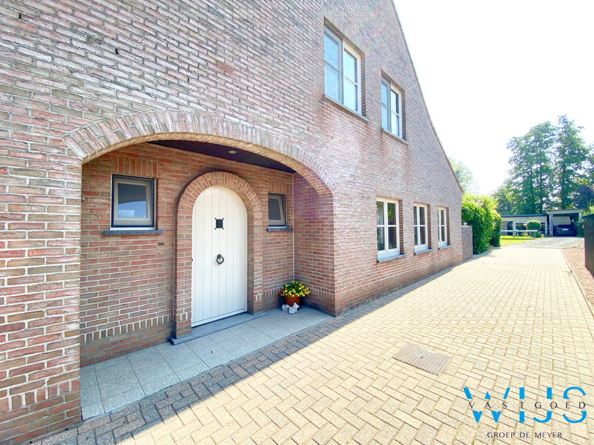 Instapklaar woonhuis met 4 slaapkamers op 936m² te Zelzate! 