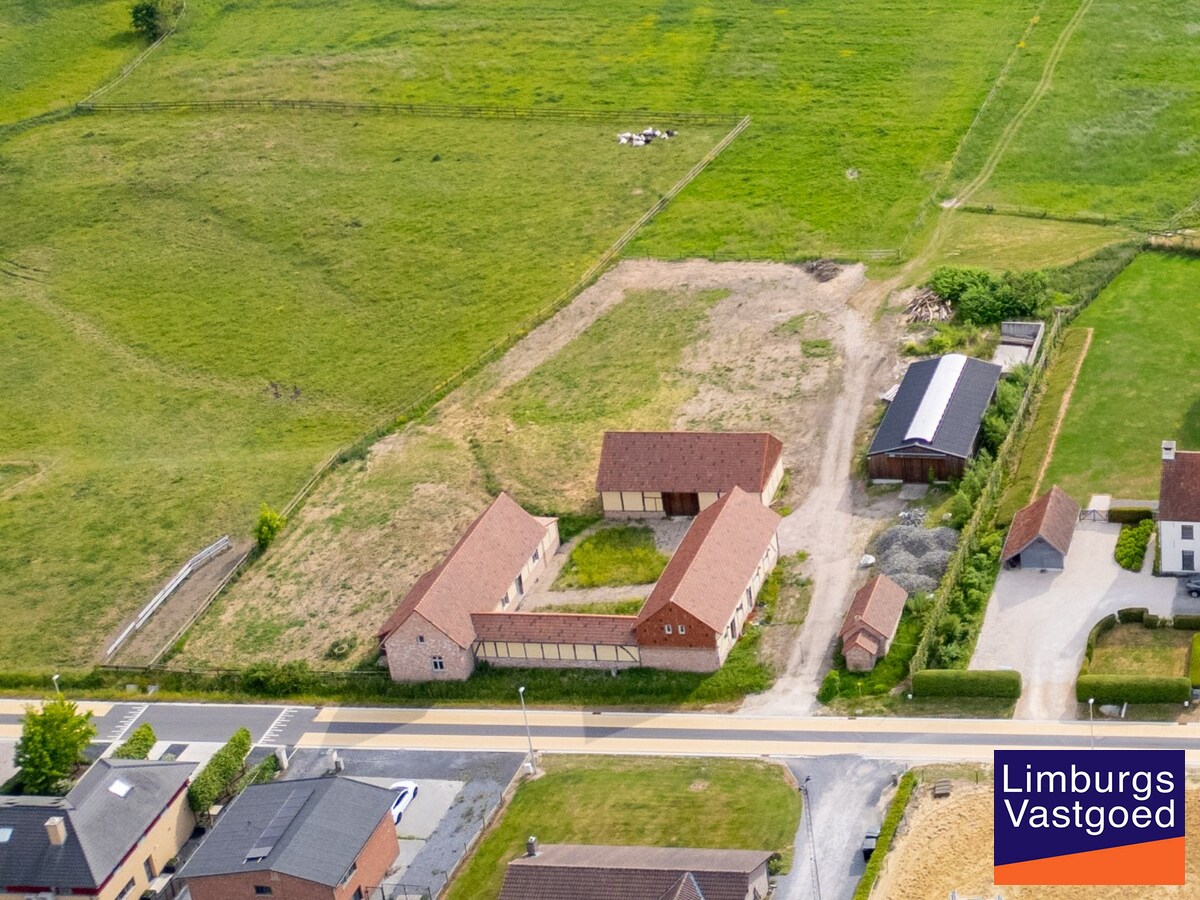 UNIEKE VIERKANTSHOEVE met paardenstallen op 7,34 hectare met vergunning voor zwembad en poolhouse 