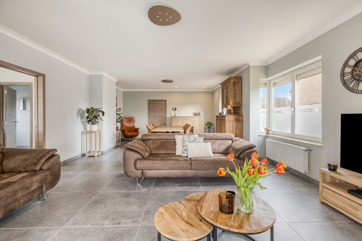 Instapklare villa met 3 slaapkamers, kantoor en garages 