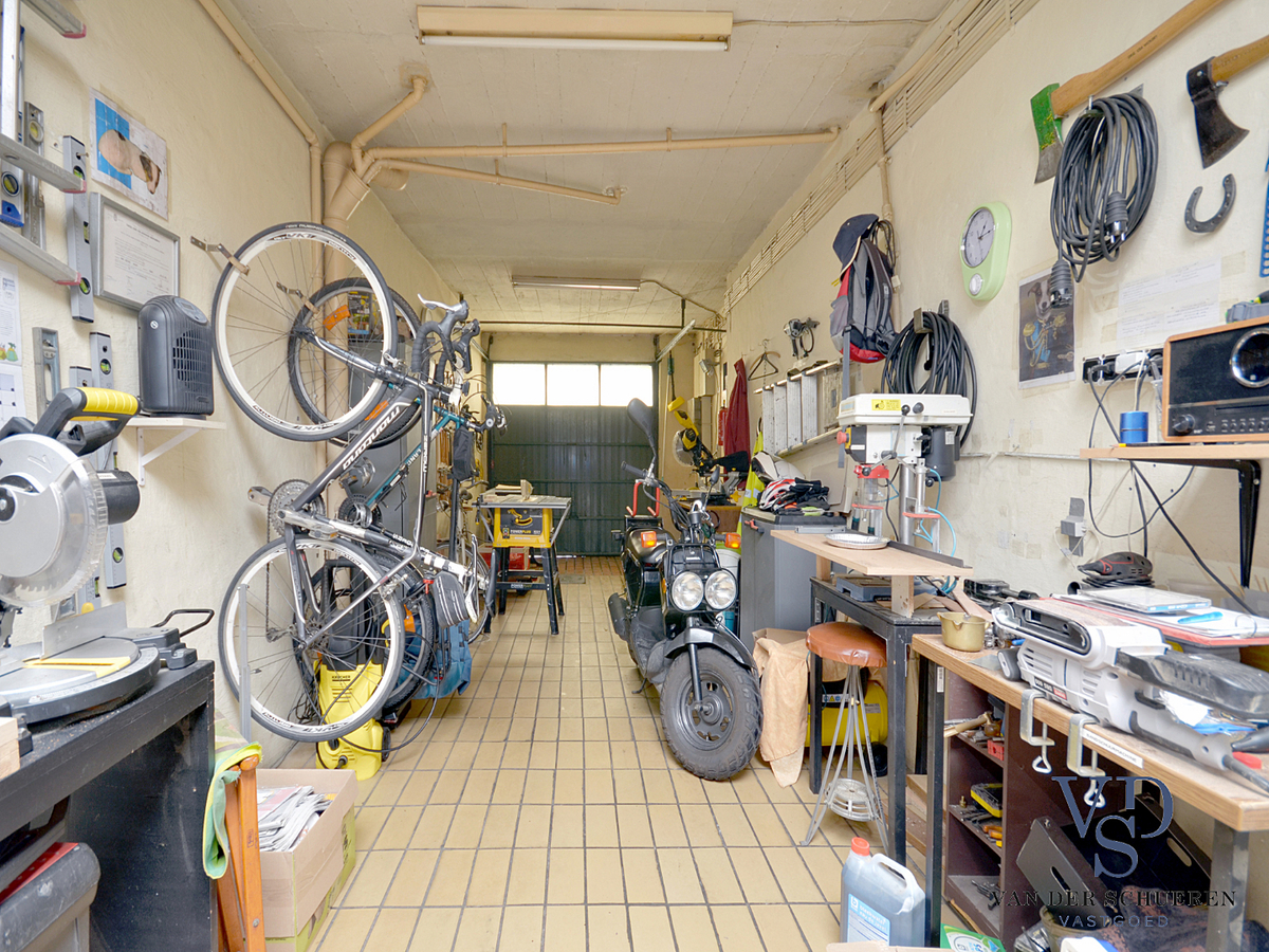 Zeer ruime, te renoveren woning (met enkele garage). Goed gelegen. 