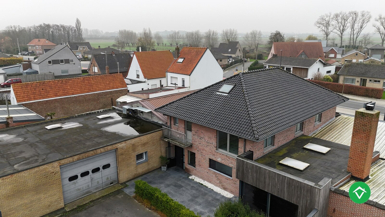 Ruime woning met handelspand en loods te Oudenburg 