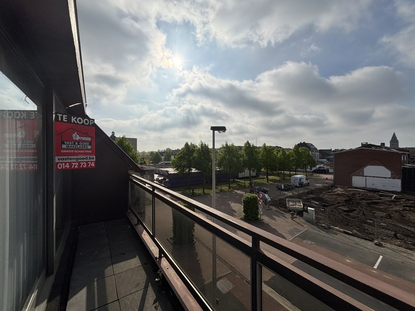 Deels te renoveren appartement met 2 slpk. gelegen in het centrum van Leopoldsburg 