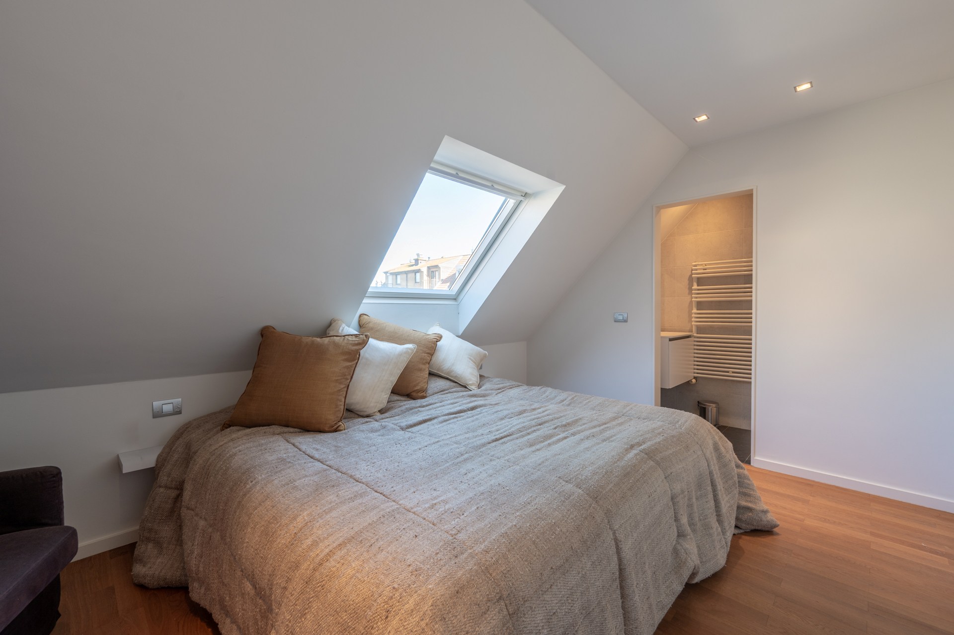 Ruim duplexappartement  in een recent gebouwde residentie in het levendige centrum van Knokke, op korte wandelafstand van het strand. 