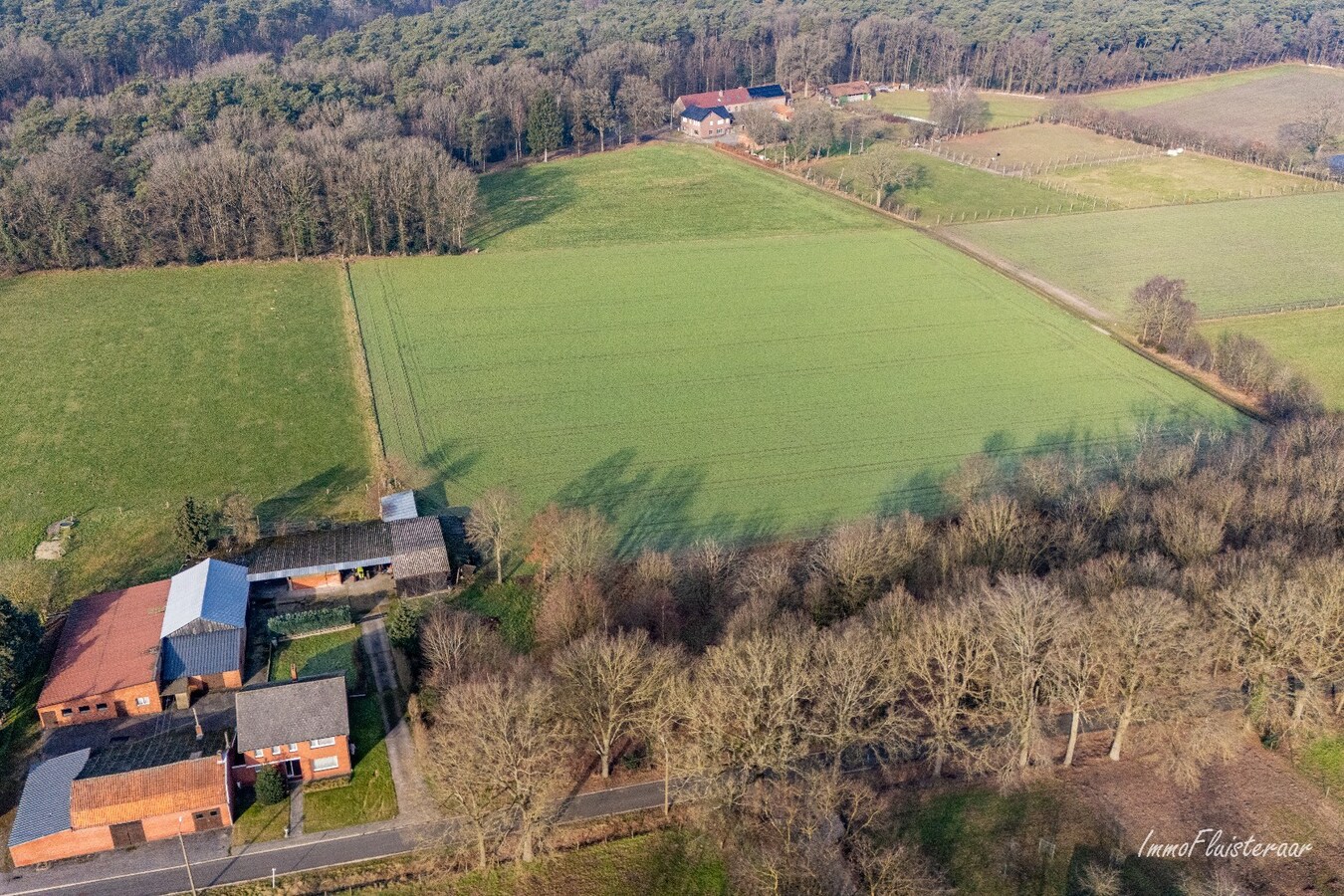 Renovatable farmhouse with stables and pastures on approximately 7 hectares in Hechtel-Eksel. 