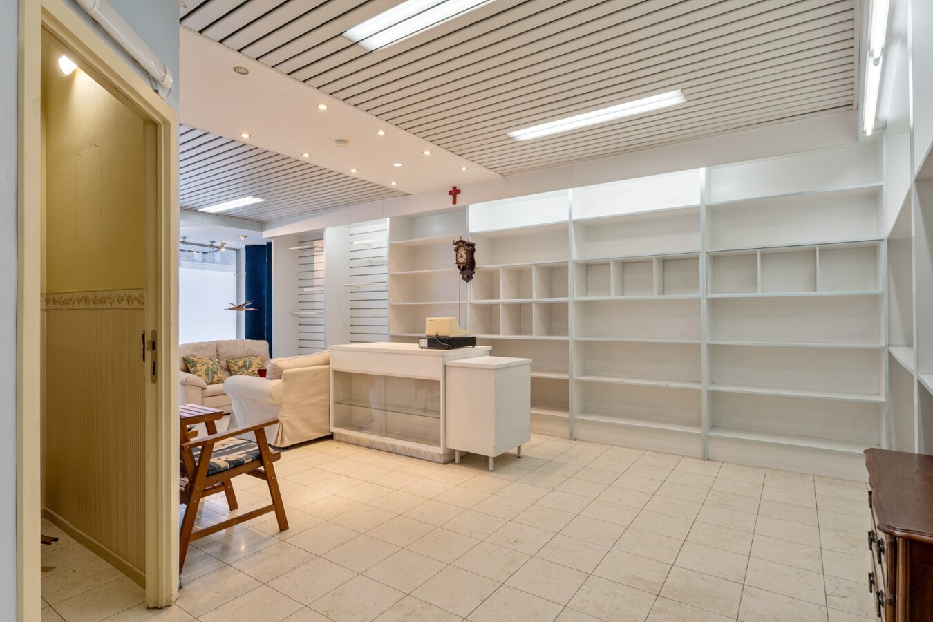 Centraal gelegen gebouw bestaande uit een handelspand op het gelijkvloers en een bovenliggend duplex-appartement! 