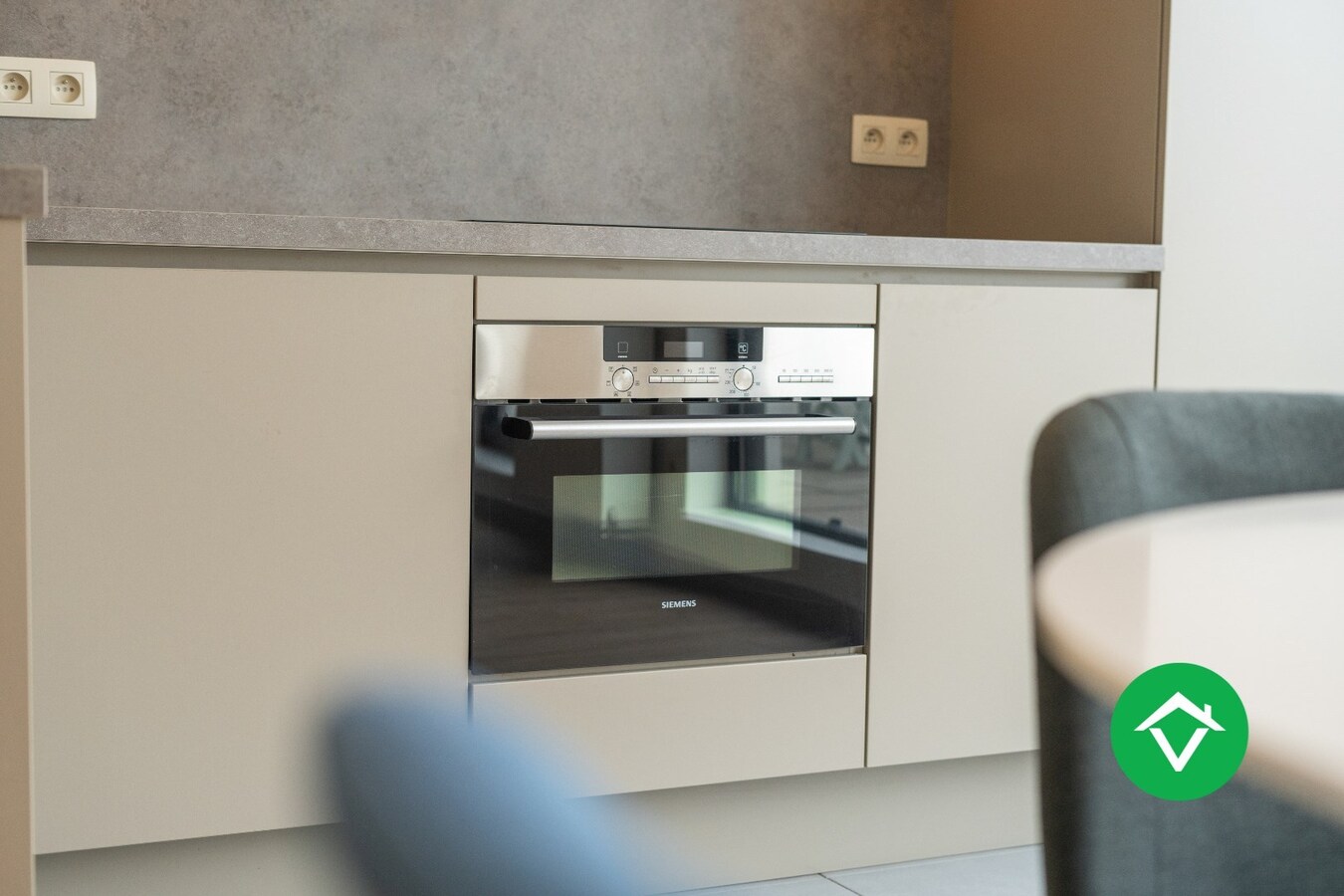 Recent, instapklaar appartement met één slaapkamer, ruim terras en autostaanplaats te Roeselare 