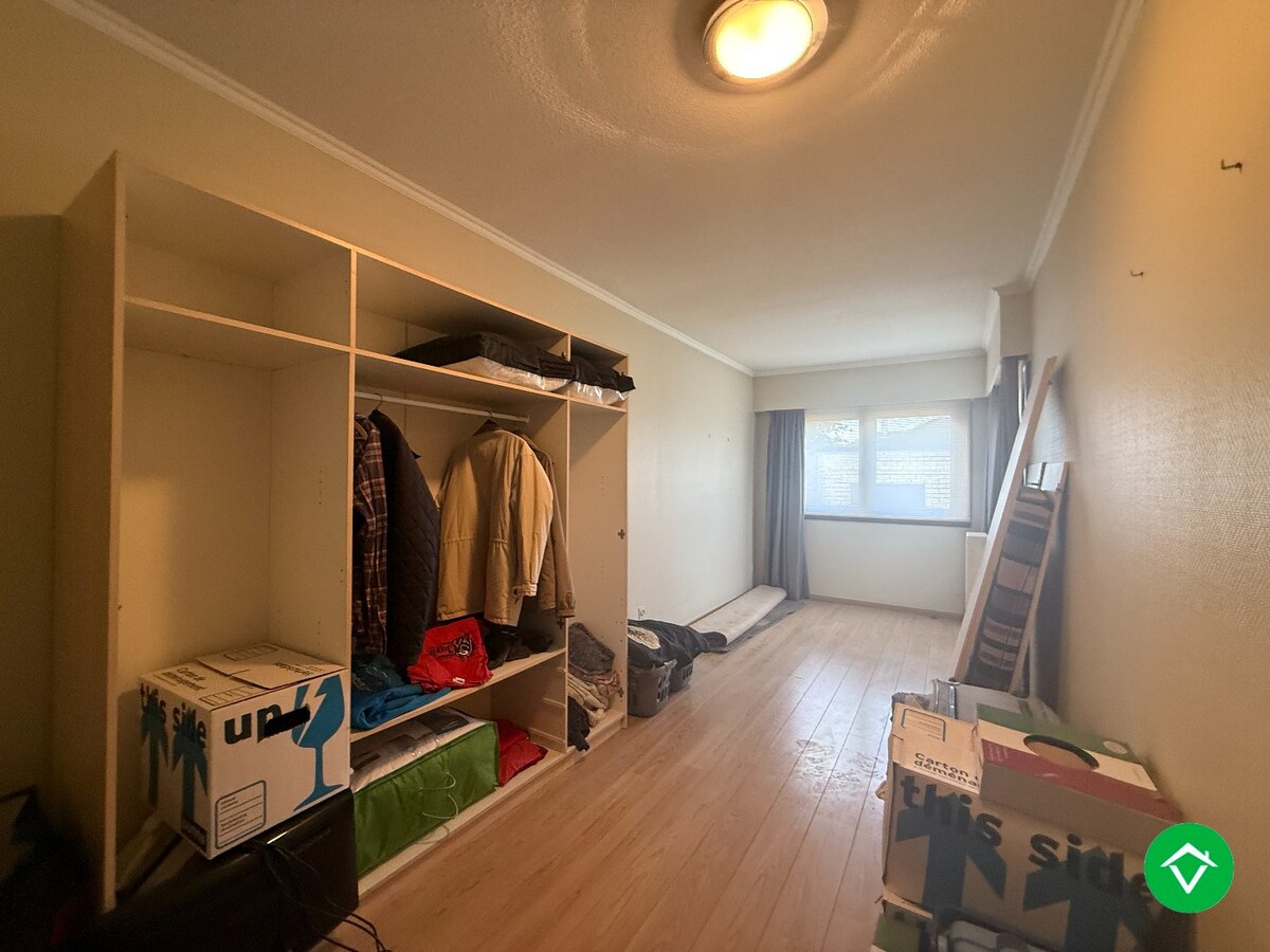 Rustig gelegen gelijkvloerse halfopen woning met 2 slpk's + dubbele garage 