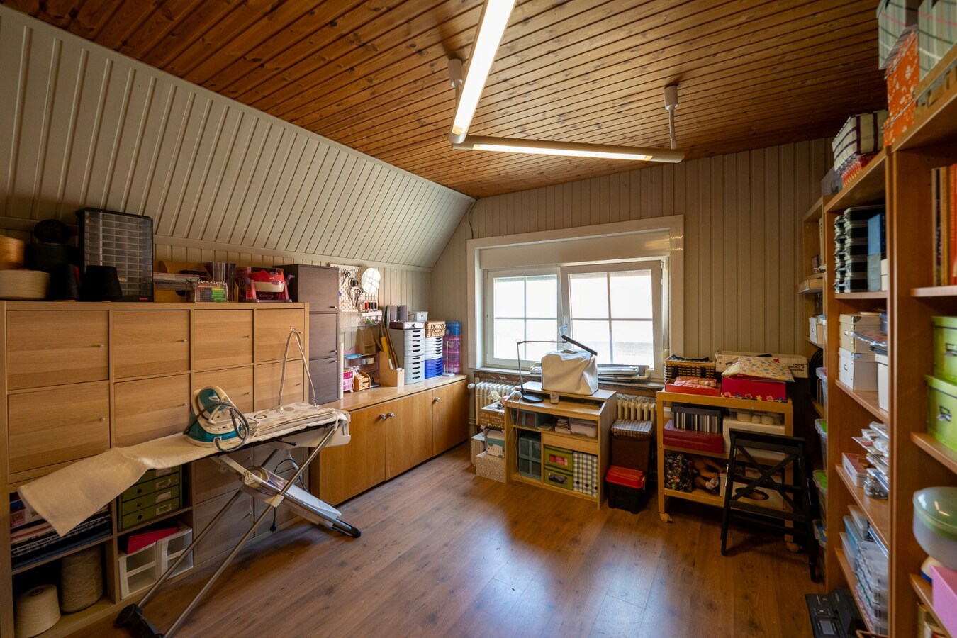Ruime woning met buitenpiste en kleine binnenpiste op ca. 1,03ha te Hoeselt 