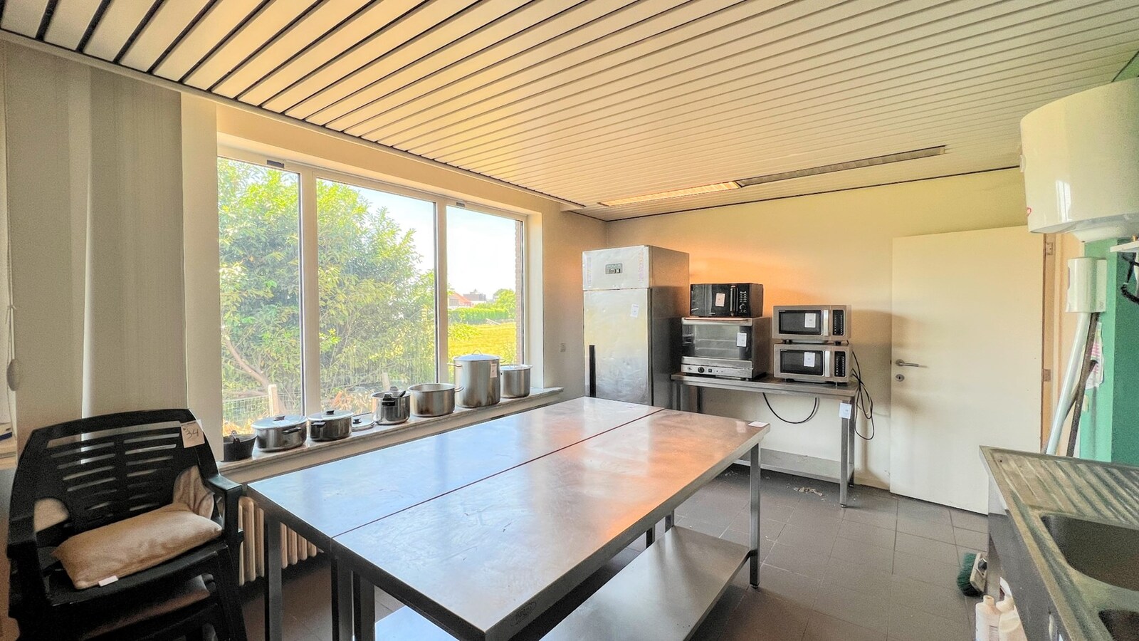 Handelspand met appartement op commerciële toplocatie 