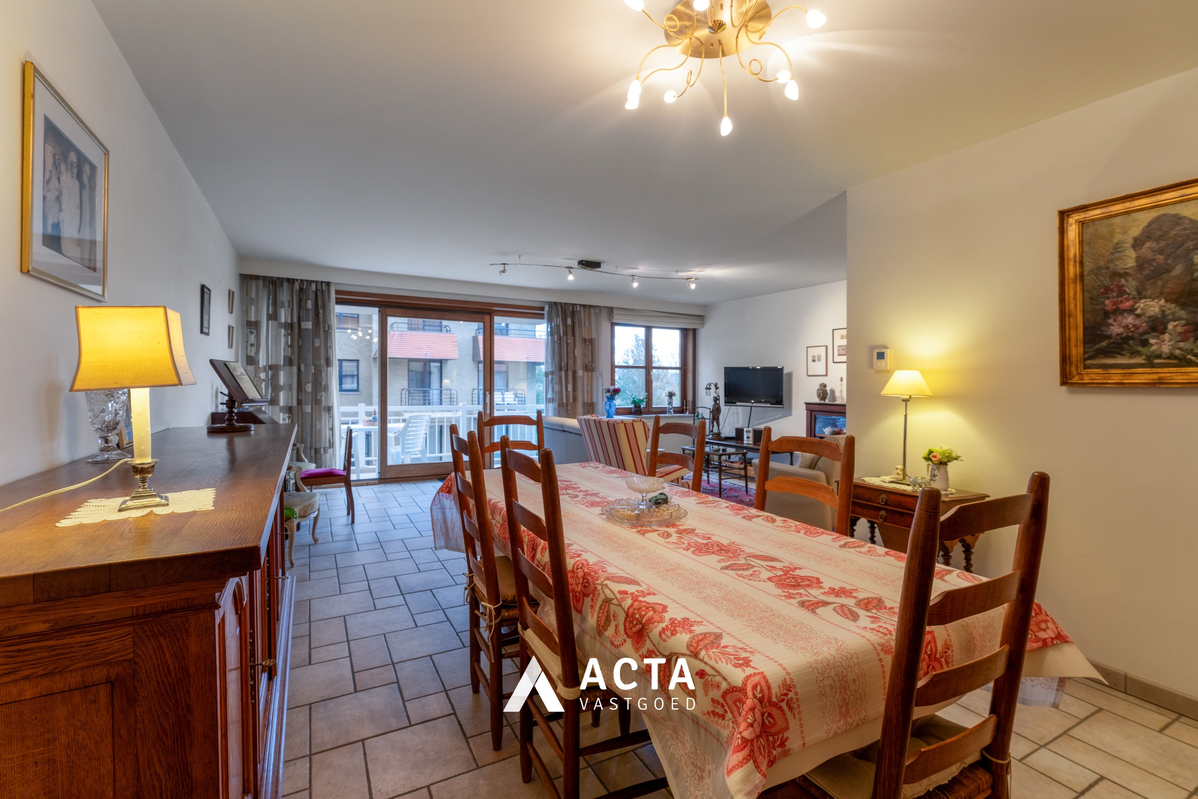 Ruim hoekappartement met twee slaapkamers in Mariakerke 