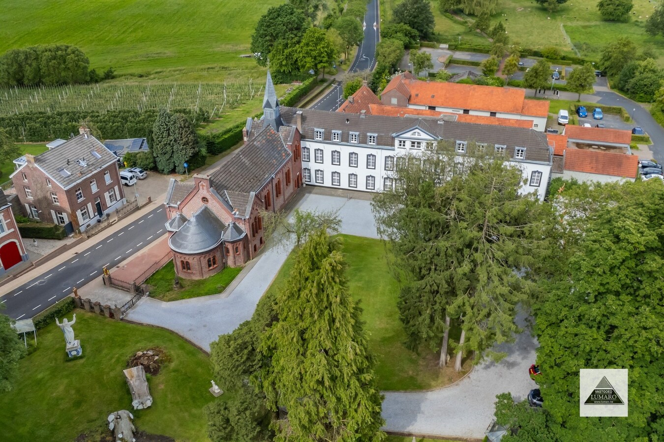 VAALS - Nederland: Monumentaal landgoed met landhuis, kapel en horecapaviljoen. 