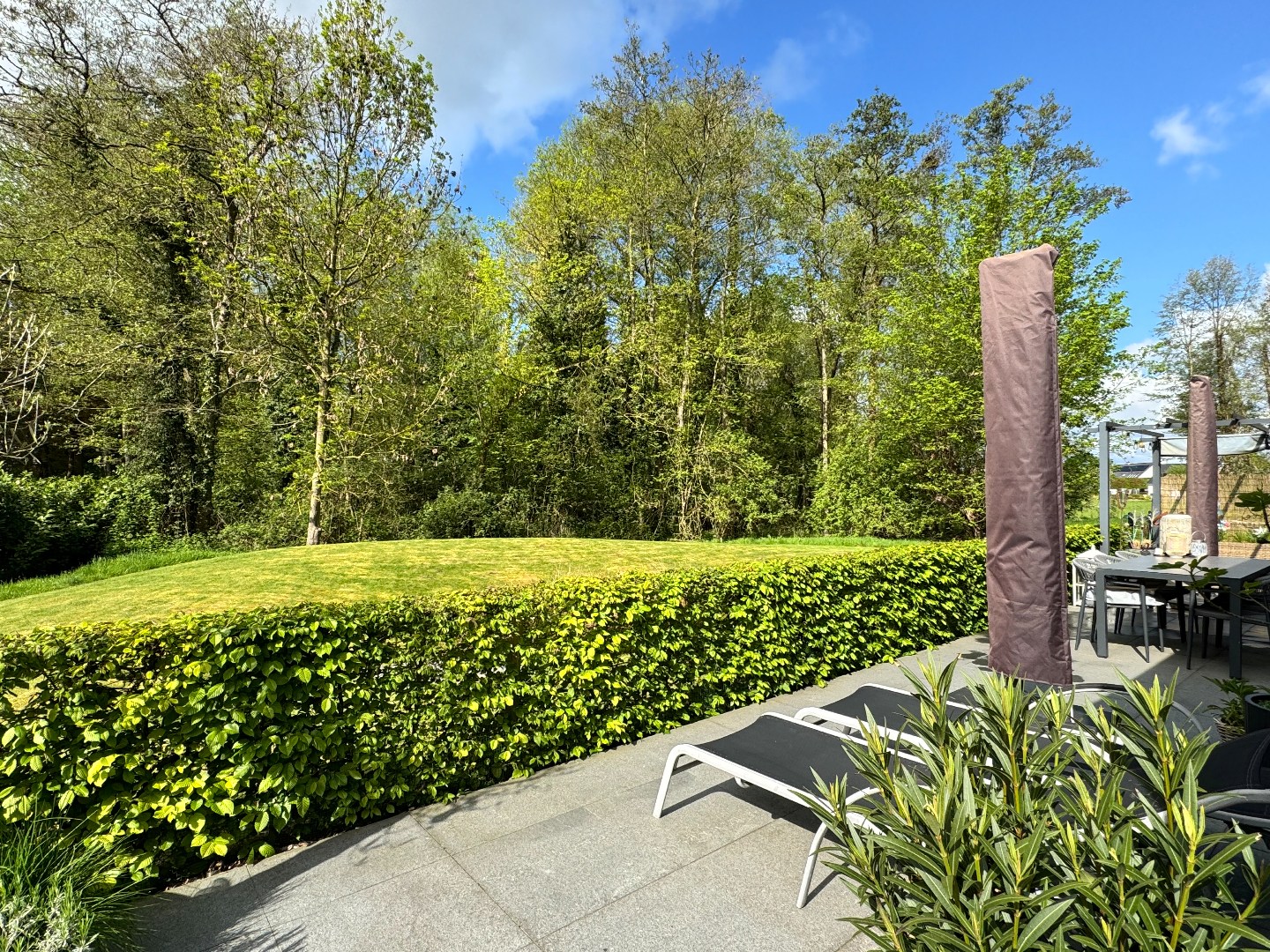 Prachtig zonnig en energievriendelijk appartement op het gelijkvloers met dubbele garage. 