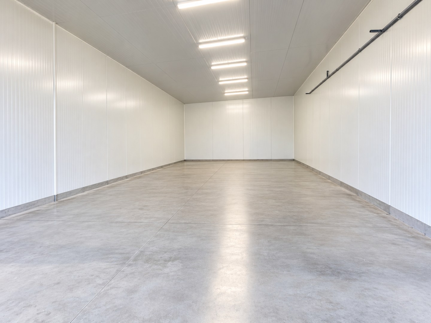 Geïsoleerde loods van 385m² met sectionaalpoort 
