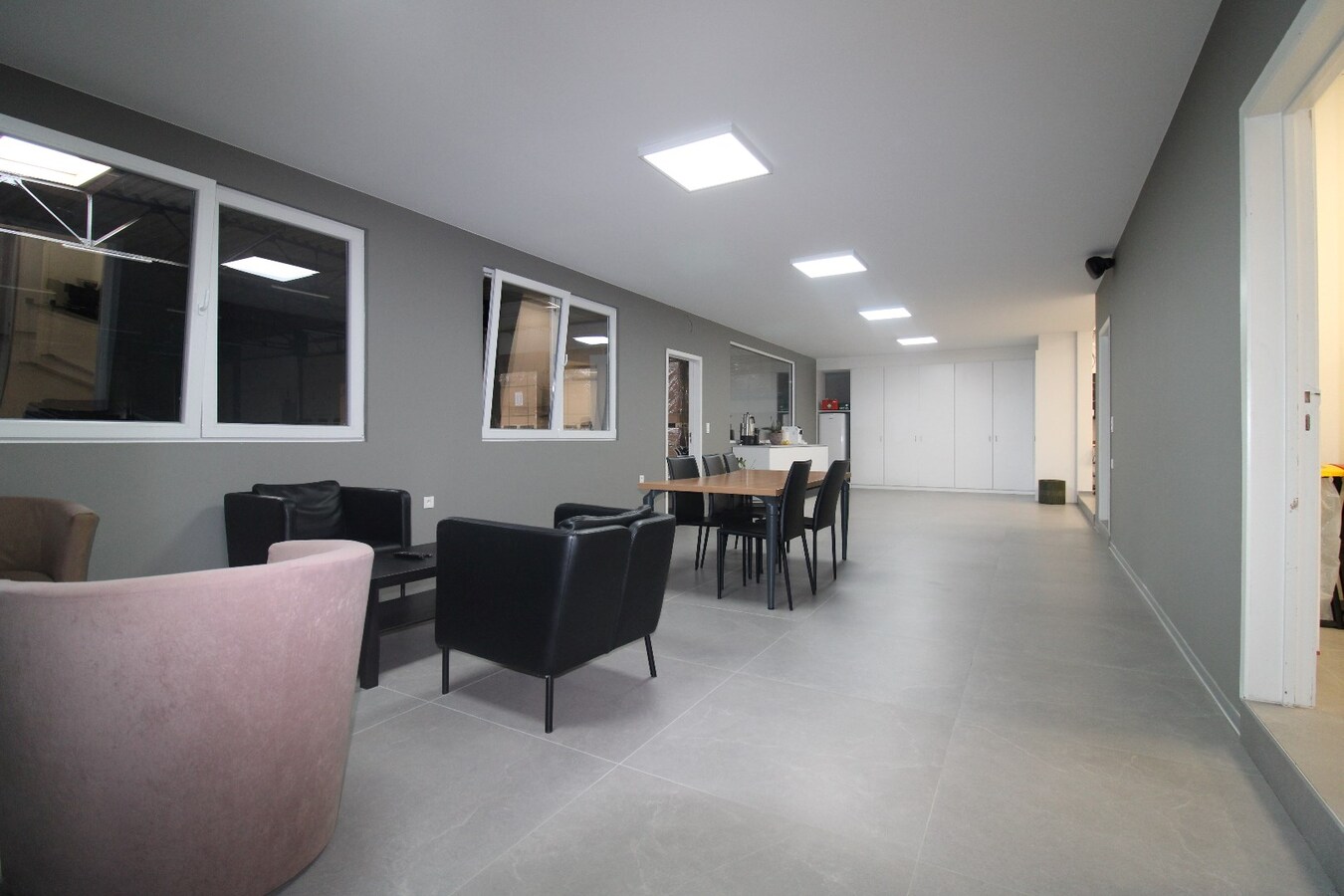 Goed gelegen bedrijfshal met kantoren 