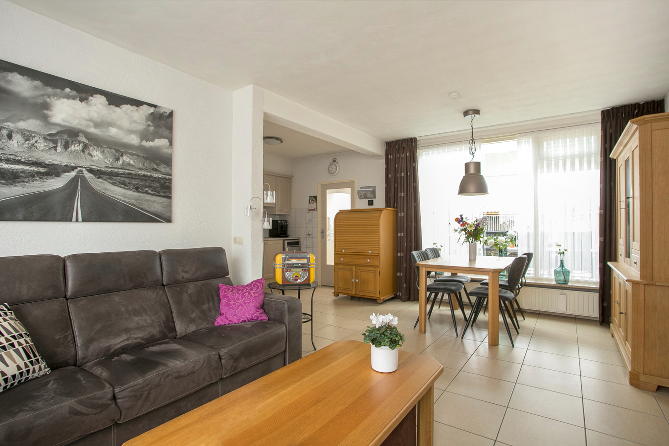 Hoekwoning met garage, carport, overkapping en bergingen gelegen op 326m2 in het centrum van Bladel. 