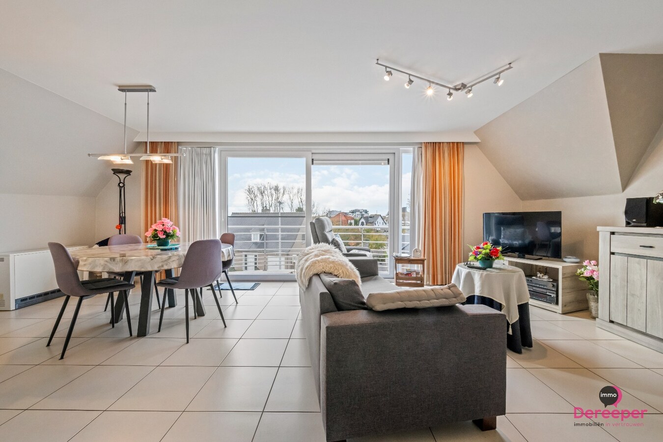 Charmante duplex met garage en autostaanplaats op wandelafstand van het strand 