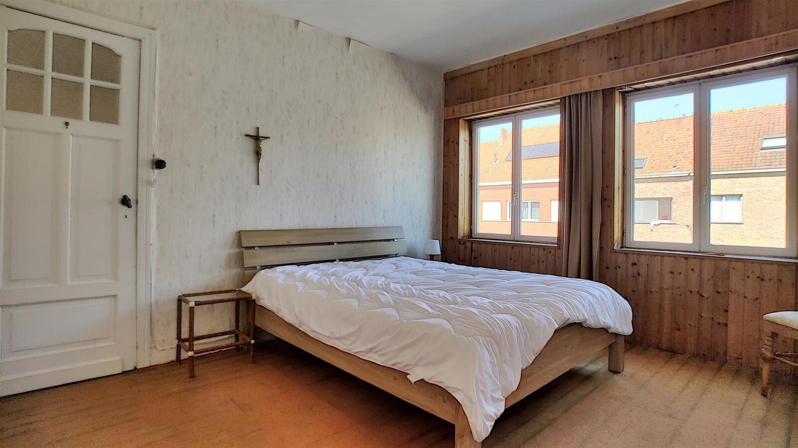 Te renoveren woning met dubbele garage en oprit- Zeebrugge 