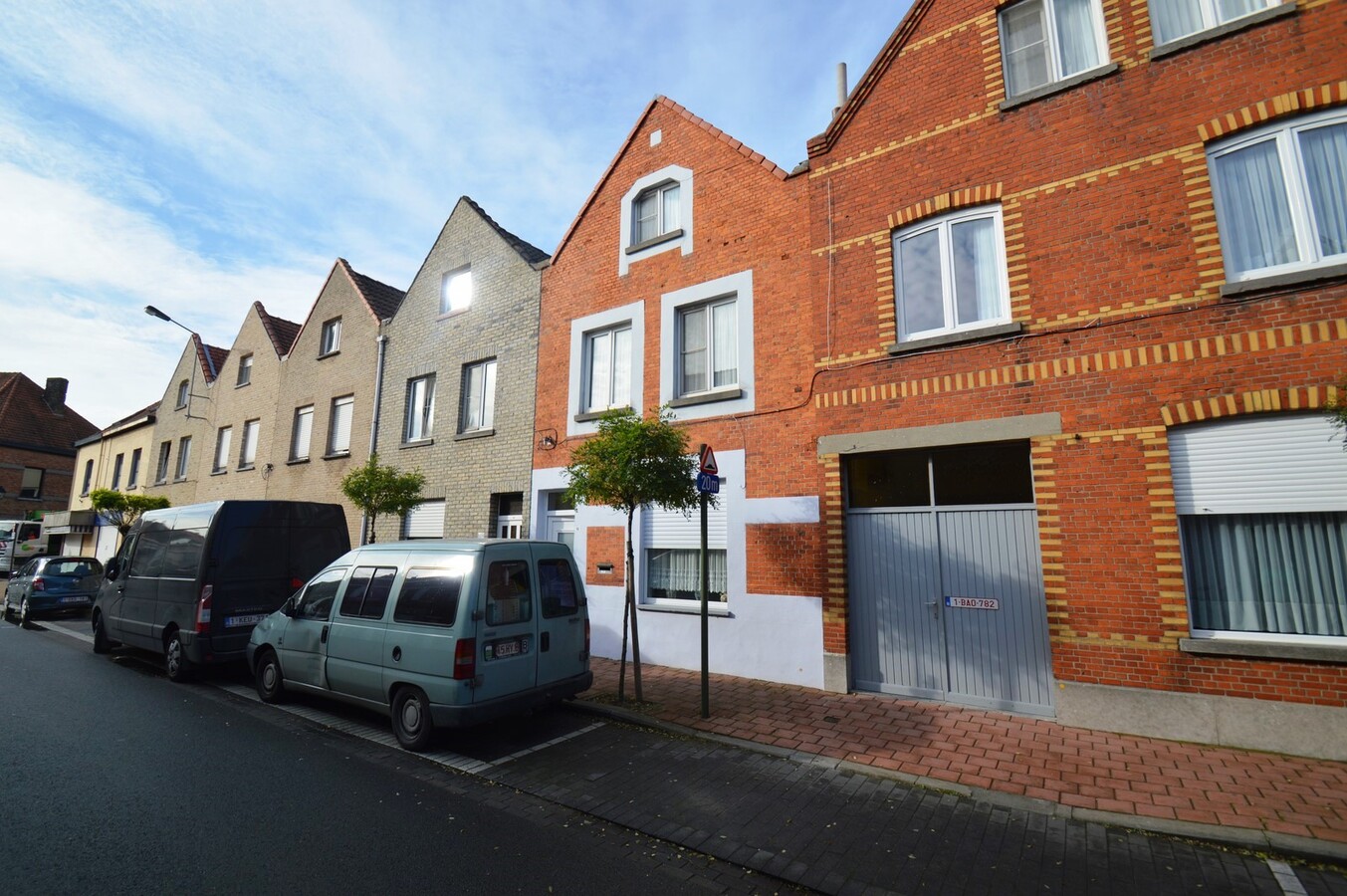 Goed gelegen, op te frissen rijwoning - Heist 